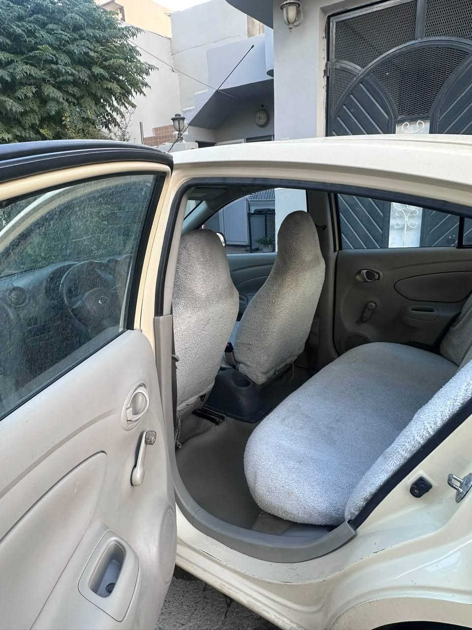 سەنی ٢٠١٣ بیلاد تەکسی
گێڕ و مەکینە بەشەرت کەمێک تەقەو ڕەقەی هەیە
لای سەکن ڕەسمەکەیم داناوە ئەوەنەی پێوەیە 
سەیارەیەکی بێ کێشەیەو ماڵی کەسابەتە
سەنەوی تا ٢٠٢٨ تازەیە بەناو کردن بە شەرت
ژمارە :
***********
