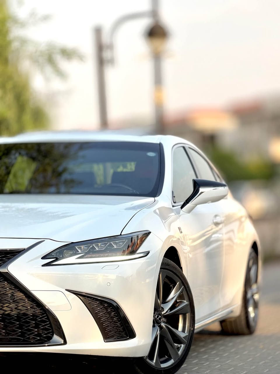 Lexus Es 350 2019
سەیارەکە خلیجیە سفری شەریکەیەو یەک دەستە لە شەریکە سێرڤس کراوەو زەمانی هەیە سەیارەکە بە کلین تایتڵ دێت هیچی نییە 
١. بزوێنەر و کارایی (Engine & Performance)
 جۆری بزوێنەر: 6 سلندەر (V6) بە قەبارەی 3.5 لیتر.  
 هێزی بزوێنەر: 302 ئەسپ (Horsepower).  
 گێڕ: 8 خێرایی ئۆتۆماتیکی (Direct-Shift) لەگەڵ شیفتەری سەر سوکان (Paddle Shifters).  
 سیستەمی پاڵنەر: پێشەوە (Front-Wheel Drive).  
 خێرایی 0 بۆ 100 کم/س: نزیکەی 6.6 چرکە.  
٢. تایبەتمەندییەکانی دەرەوە ( Exterior)
 شێوەی دەرەوە: پێشەوەی ئۆتۆمبێلەکە گۆڕاوە بۆ تۆڕێکی ڕەشی وەرزشی (grille) کە شێوەیەکی هێرشبەرانەی پێدەبەخشێت.  
 ویلەکان (رەنگات): ویلی گەورەی وەرزشی قەبارە 19 ئینچ.  
 لایتەکان: لایتەکانی پێشەوە LED سێ چاو (Triple-Beam LED) لەگەڵ لایتی ڕۆژ.  
 سپۆیلەر: باڵێکی بچوکی وەرزشی (Spoiler) لەسەر سندوقی دواوە.  
٣. ژوورەوە و تەکنەلۆجیا (Interior & Tech)
 کوولینگ و هیتەر: کوشنە وەرزشییەکانی پێشەوە ساردکەرەوە (Cooling) و گەرمکەرەوەیان (Heating) هەیە.
 شاشە: شاشەی گەورەی ڕوونمای ناوەڕاست قەبارە 12.3 ئینچ کە سیستەمی دۆزینەوەی ڕێگا (Navigation) و Apple CarPlay تێدایە.  
 سوکان: سوکانی چەرمی تایبەتی  Sport کە گەرمکەرەوەی هەیە.  
 سیستەمی دەنگ: سیستەمی دەنگی ناوازەی Mark Levinson (لە هەندێک مۆدێلدا وەک ئۆپشن هەیە).  
 شاشەی سەر جەم (HUD): نیشاندانی خێرایی و زانیارییەکان لەسەر شوشەی پێشەوە (Head-Up Display).  
٤. سیستەمی سەلامەتی (Lexus Safety System+ 2.0)
 ڕاداری پێشەوە: سیستەمی ڕێگریکردن لە پیاکێشان (Pre-Collision System) لەگەڵ ناسینەوەی ڕێبواران.  
 مانەوە لە هێڵ: سیستەمی ئاگادارکردنەوە و ڕاستکردنەوەی ئۆتۆمبێلەکە ئەگەر لە هێڵی شەقامەکە لابدات (Lane Departure Alert).  
 خاڵی کوێر: سیستەمی ئاگادارکردنەوەی خاڵی کوێر (Blind Spot Monitor) لە ئاوێنەکاندا.  
 کۆنتڕۆڵی خێرایی: کروز کۆنتڕۆڵی زیرەک (Adaptive Cruise Control) کە دووری نێوان تۆ و ئۆتۆمبێلی پێشەوە دەپارێزێت.  
نرخی سەیارەکە ٣٧٥وەرەقەو کەمێک
مەجالە سەیارەکە خلیجییە شوێن سلێمانی بۆ زانیاری زیاتر ٠

*********** السليمانية, العراق
