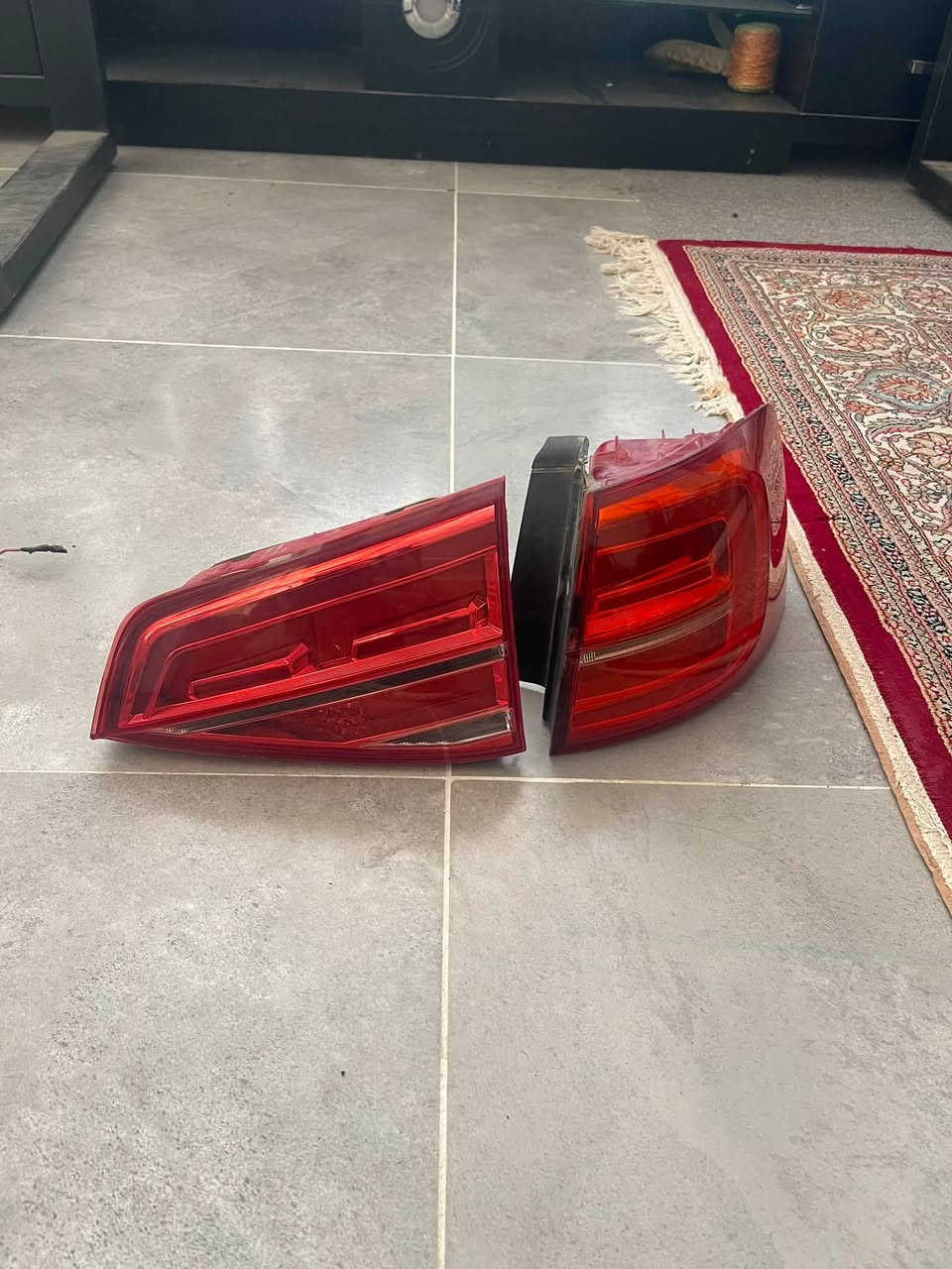 سڵاو هاوڕێیان
ئەم سێ بەگلایتەم هەیە GLI بۆ جیتای ٢٠١٥ تا ٢٠١٨ ئەبێت تیجارییە لەسەر سەیارەی خۆم بووە تۆزێک ڕەنگی گۆراوە لەبەر خۆرا وای لێ هاتووە ئیش ئەکەن و کێشەی نیە، نرخی هەر یەکێکیان ٧٠،٠٠٠ و کەمێک مامەڵە ***********
