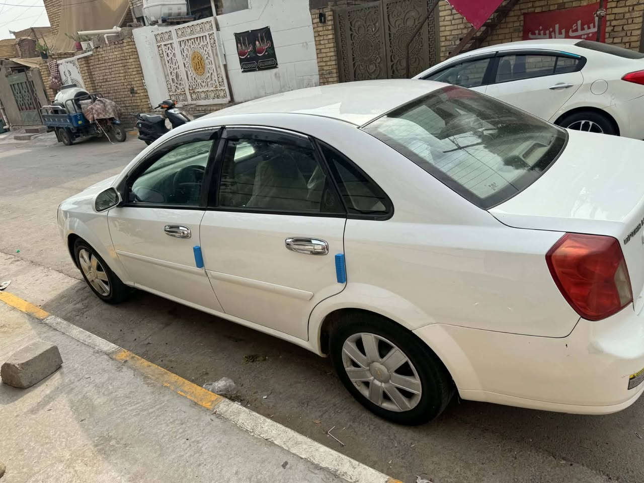 اوبترا للبيع موديل ٢٠١١ رقم واسط انكليزي سنويه لل٣٠ سياره جديده بيها مكانات صبغ بسيطه بس بالهلالات مكينه وكير عالشركه تخم تاير صدر حداديه تبريد ويا سويج ماشيه ١٩٠ الف مكانها واسط ***********السعر ٧٠ وبيها مجال للشراي سياره مال جناي
