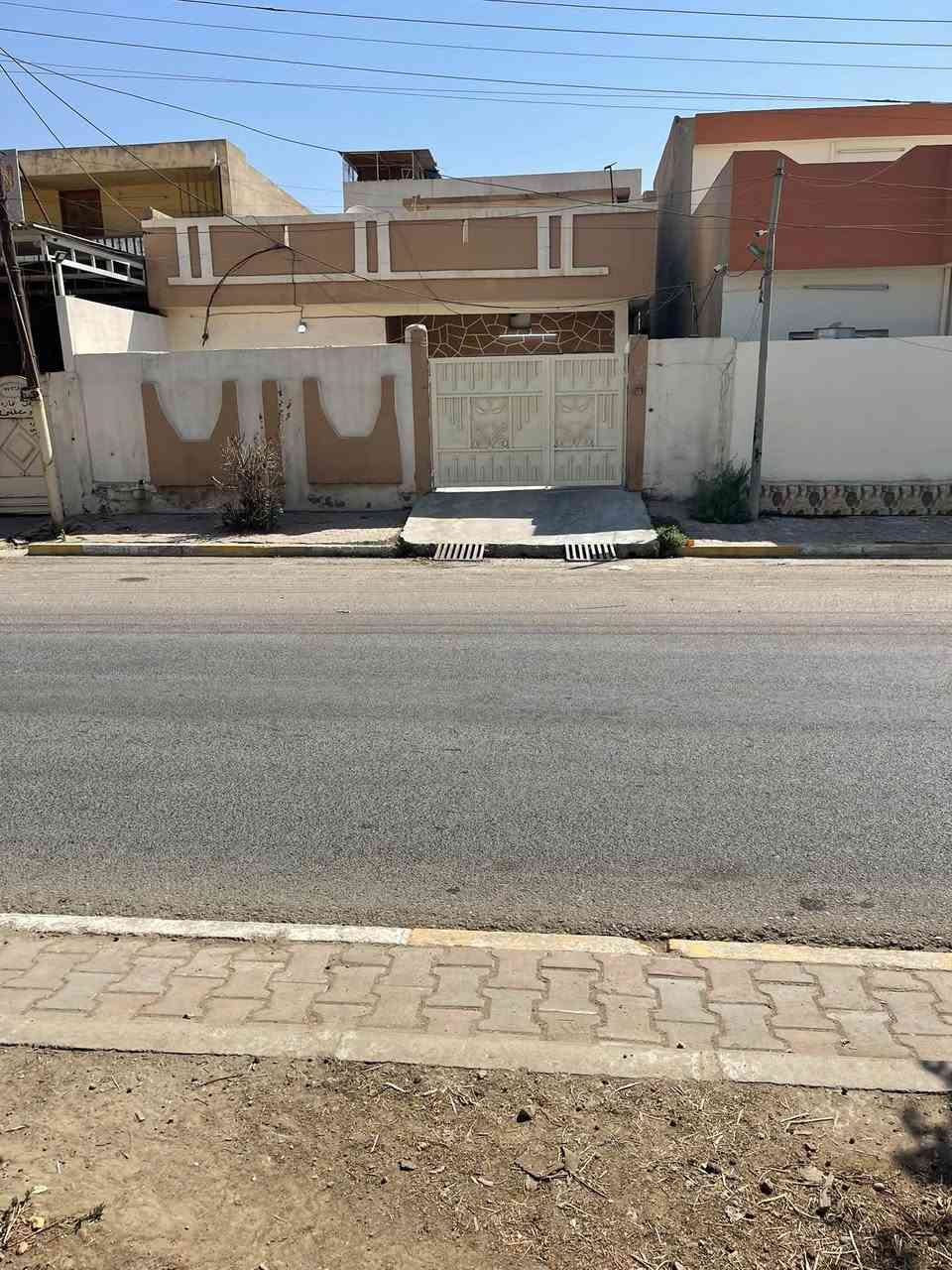 بيت للايجار 200 م قادسيه شارع ابو الوليد قرب التقاطع حي العسكري
متكون من 
مطبخ
صاله
موزع
غرفتين
وحمام 
وصحيات 2 داخلي وخارجي
ايجار 400 صافي ماعليك من الماء والكهرباء
للاتفسار ***********
