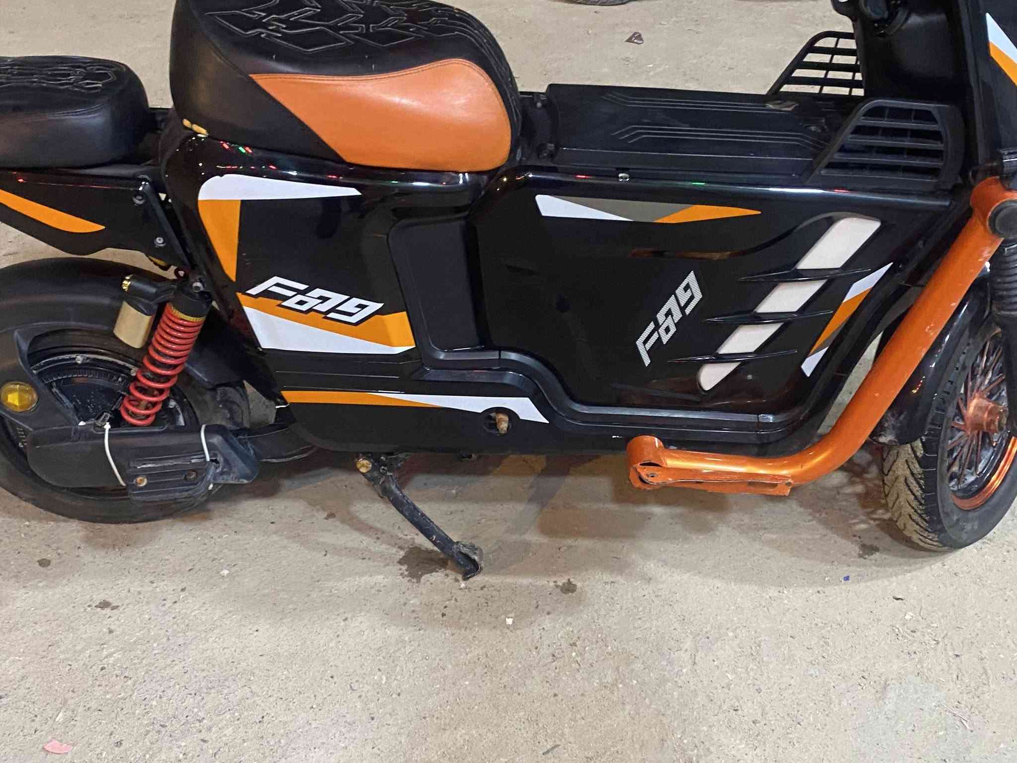 السلام عليكم دراجه شحنf 900 سعر الدراجه  250 وبيها مجال بطاريات جدد 26 شرط فحص دراجه بيها بعض الكسور الموضحه بصور عنوان كوت ثويني مقابل صناعيه حمدان للتواصل *********** واتس أو اتصال
