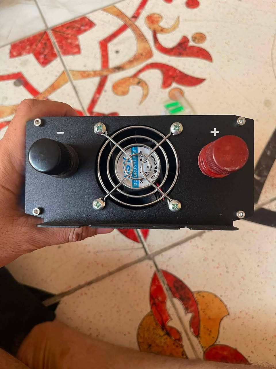 إنفيرتر) موجة جيبية نقية بقدرة 1000 واط (Pure Sine Wave Inverter)، يقوم بتحويل التيار المستمر من بطارية 12 فولت إلى تيار متردد 220 فولت بتردد 50 هرتز.الجهد الداخل (Input): 12 فولت تيار مستمر (DC 12V)الجهد الخارج (Output): 220 فولت تيار متردد بتردد 50 هرتز (220V/50HZ)القدرة (Power): 1000 واط (1000W) بموجة نقية تناسب الأجهزة الحساسة
إنفيرتر) موجة جيبية نقية بقدرة 1000 واط (Pure Sine Wave Inverter)، يقوم بتحويل التيار المستمر من بطارية 12 فولت إلى تيار متردد 220 فولت بتردد 50 هرتز.الجهد الداخل (Input): 12 فولت تيار مستمر (DC 12V)الجهد الخارج (Output): 220 فولت تيار متردد بتردد 50 هرتز (220V/50HZ)القدرة (Power): 1000 واط (1000W) بموجة نقية تناسب الأجهزة الحساسة 
***********
