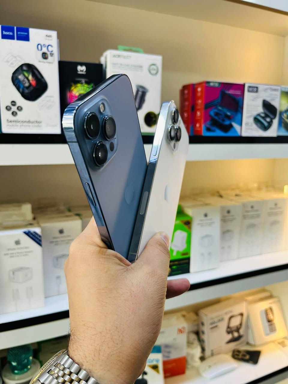 السلام عليكم 🫡
للبيع قطعتين ١٣ 
الاول iPhone 13 pro max 
ذاكرا 256 
بطاريه 94% بلاد 
نموذج M 
نضافه 95% لون ابيض 
الجهاز فول فقط شاشه نوعيه وسط كلش حلوه مبدل فيس ايدي صوت اتصال كامرات انترنيت كله شغال مابيه اي خلب السعر قفل ٤٣٠ الف 
الثاني ..iPhone 13 pro max 
ذاكرا 256 
بطاريه 76% بلاد ابد متصرف 
نموذجً M 
نضافه 90% لون بحري 
الجهاز فول فقط شاشه نوعيه وسط كلش حلوه مبدل فيس ايدي صوت اتصال انترنيت كامرات كله شغال بيه اي خلل السعر قفل ٤٣٠ الف مكاني بغداد مدينه الصدر رقمي *********** 
ضمان ع كل قطعه يوم كامل
