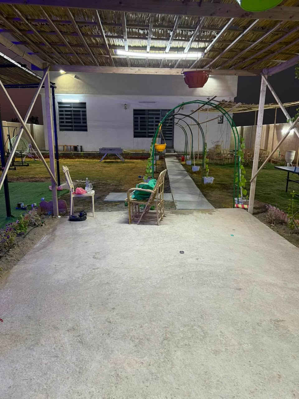 دار استراحه 🏠 للبيع المساحه الكليه 500 متر الواجهه 17 النزال 29.5 مساحه البناء 75 متر 
زراعي سند 25 
يحتوي الدار على صاله كبيره غرفه نوم كبيره مطبخ حمام 
الدار مؤثث 
ممر داير البيت 
حديقه كامله مع مسبح 🏊 
تحتوي الحديقه 🌲 على جلسه عربيه 
مع منضده🤾‍♂️ + فيشه +مرجوحه 🪃 + منقله شوي 
العنوان ديالى ناحيه جديده الشط تبعد عن بوابه بغداد الراشديه 5 دقايق وعن منطقه الشعب 15 إلى 20 دقيقه 
السعر 85 وبي مجال بسيط جدا جدا عندي ظروف 

للاستفسار الاتصال على الرقم 

***********  اتصال ☎️ + واتساب

***********  ☎️ + واتساب
