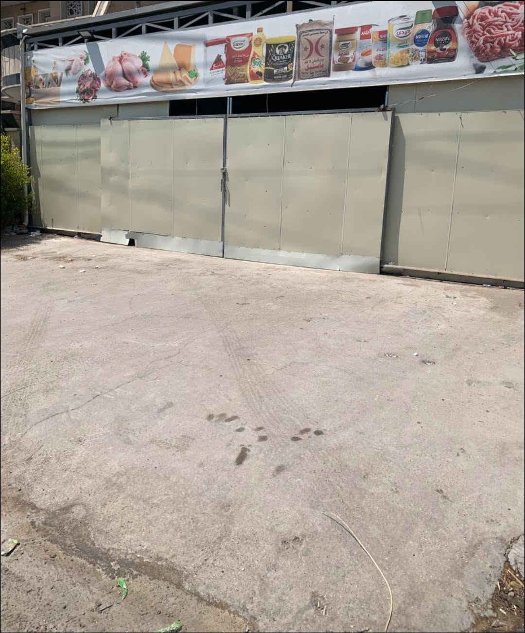 السلام عليكم موقع مساحته ٢٥٠ متر يتكون من سندويج سقف كامل مع غرف مخزنية بالداخل مع مكتب متكامل يحتوي على مطبخ وحمام  للبيع 
(خلو رجل ) يصلح ان يكون كراج غسل سيارات او انشائية كبيره او علوة خضروات او محل بيع جملة او مخزن او مجمع للمواد المنزلية السعر مناسب الايجار ايضا مناسب الموقع السيدية نهاية شارع المركز من جهة السريع موقع جدا استراتيجي تجاري للاستفسار هاتف واتساب فقط *********** .
