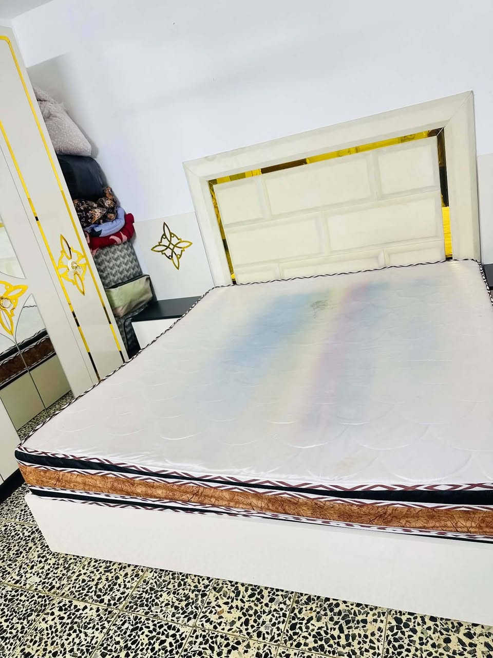 غرفه تركيه مستخدمه شي قليل في معرض ومزاد الرسول كاطون الرازي نهاية 🔚 الشارع للاستفسار *********** واتساب اومراسلة الصفحه ملاحظه مستعدون لشراء كافة الأثاث المنزلي المستخدم والجديد والغرف النوم العراقي والتركي
