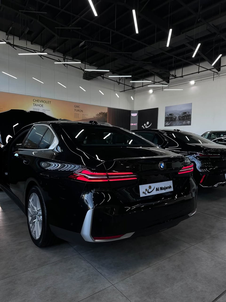 سلاام وعليكم ورحمه لله

2025✨

BMW 530i موديل 2024 (الجيل الجديد G60) - أسود ملوكي 🖤✨
أحدث جيل من الفئة الخامسة لـ BMW، يجمع بين الفخامة المطلقة، التكنولوجيا الحديثة والأداء القوي!
⚙️ المواصفات والميزات الأساسية:
 المحرك: 2.0L TwinPower Turbo (4 سلندر) مدعوم بنظام 48V Mild-Hybrid لتوفير ممتاز في استهلاك الوقود.  
 القوة: 255 حصان (255 hp) وعزم دوران 400 نيوتن متر.
 ناقل الحركة (الغير): أوتوماتيك 8 سرعات (Steptronic Sport).
 التصميم الخارجي: لون أسود ميتاليك لامع، شبك أمامي مميز بالكروم المات، إضاءة أوتوماتيكية ذكية Adaptive LED.  
 التكنولوجيا والأمان:
 نظام كاميرات 360 درجة (Surround View).  
 رادارات أمامية وخلفية مع أنظمة المساعدة على القيادة وتحديد المسار.
 الشاشة الشاشات المزدوجة المُنحنية (BMW Curved Display) بنظام iDrive 8.5 الحديث.
 عجلات (جنوط) أصلية قياس 19 إنش.  
📍 الموقع: معرض المجرة لتجارة السيارات (Al Majarah Car Trading)
☎️***********

