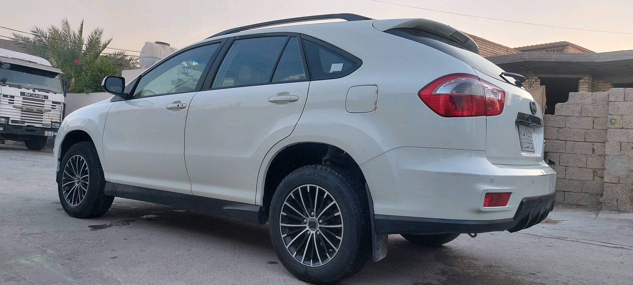سلام عليكم 
BYD S6 للبيع موديل2013 
محرك مستبوشي بلادي 2400 سحب أمامي السياره كفاله عامه شرط الفحص بيها فتحه سقف تخم صاير 5راكب شاشه بلادي السبير ما نازل كامره خلفي وكامره جانبيه 
الاستفسار على الأرقام الاتيه *********** الخط بي واتساب
السعر 95وبيها مجال