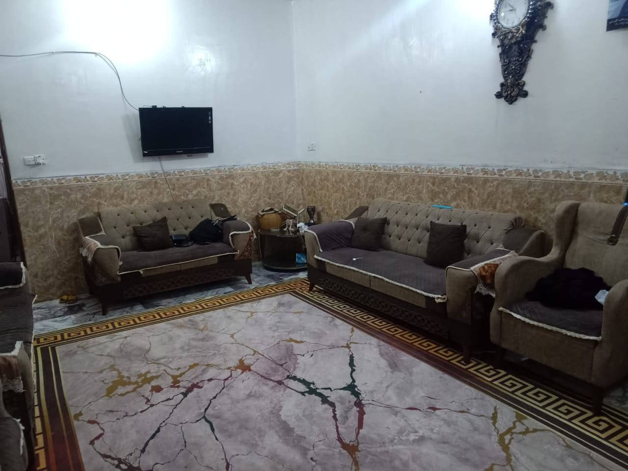 ملاحظة البيت مطلوب مبادرة 
بيت للبيع مطلوب مبادره مساحه ١٥٠م طابو صرف يحتوي على استقبال وصاله و٣ غرف نوم ومطبخ وصحيات 
سعره تطلوعه   ١٣٠  مليون بي مجال  والباقي ٨٠ مليون للمصرف تسديد ٤٣٨ كل شهر عنوان كربلاء حي القادسية قرب مدرسة المناىر اي استفسار اتصل *********** نستقبل جميع العروض في انحاء كربلاء
