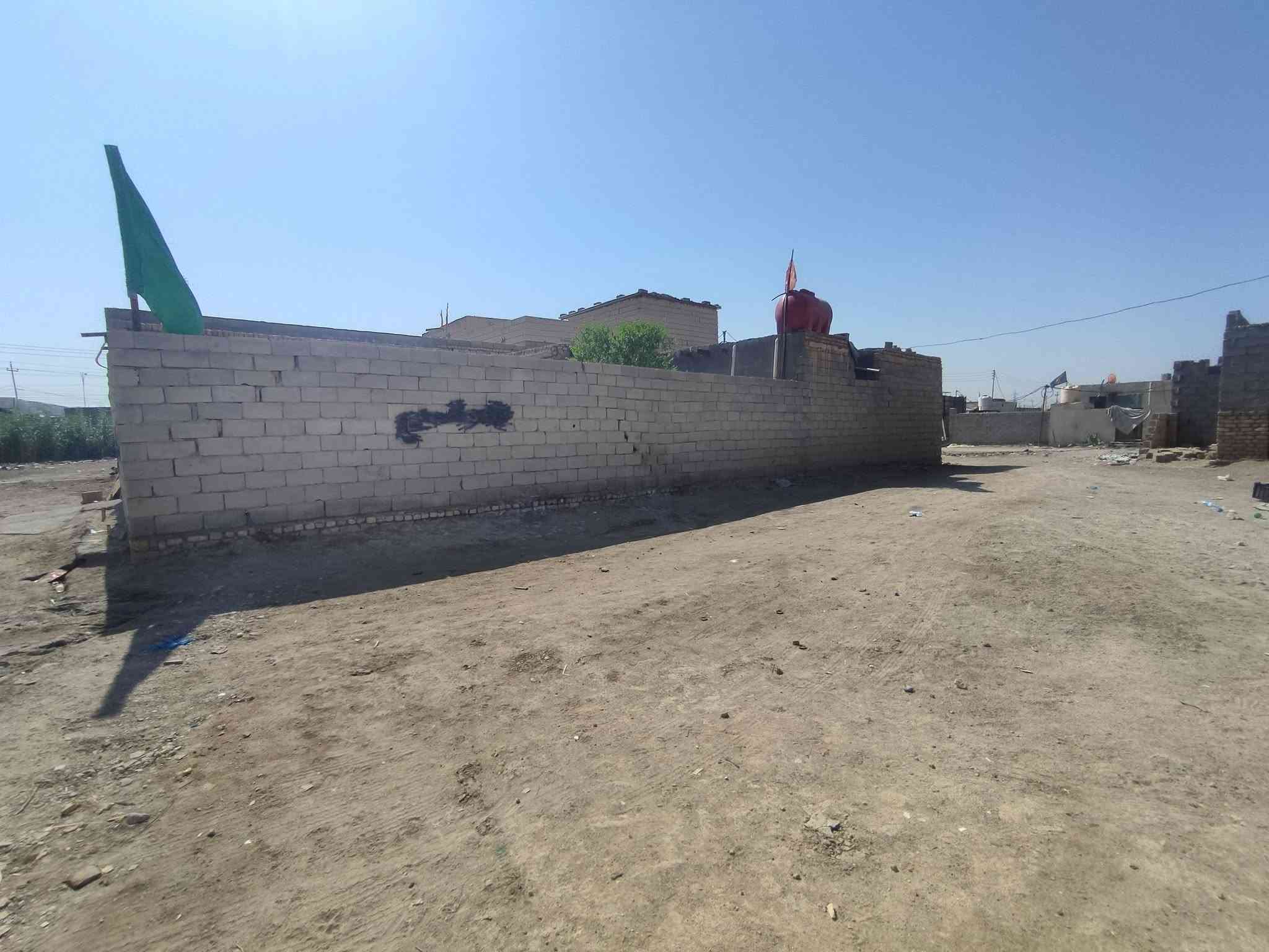 سلام عليكم بيت البيع زراعي 200متر بل ناصريه يم سيد خضير بيت كامل ماي كهرباء سعر 25بي مجال شراي يخابر*********** بي قرف العدد 2 حمامات داخليه +مطبخ+دوانيه
