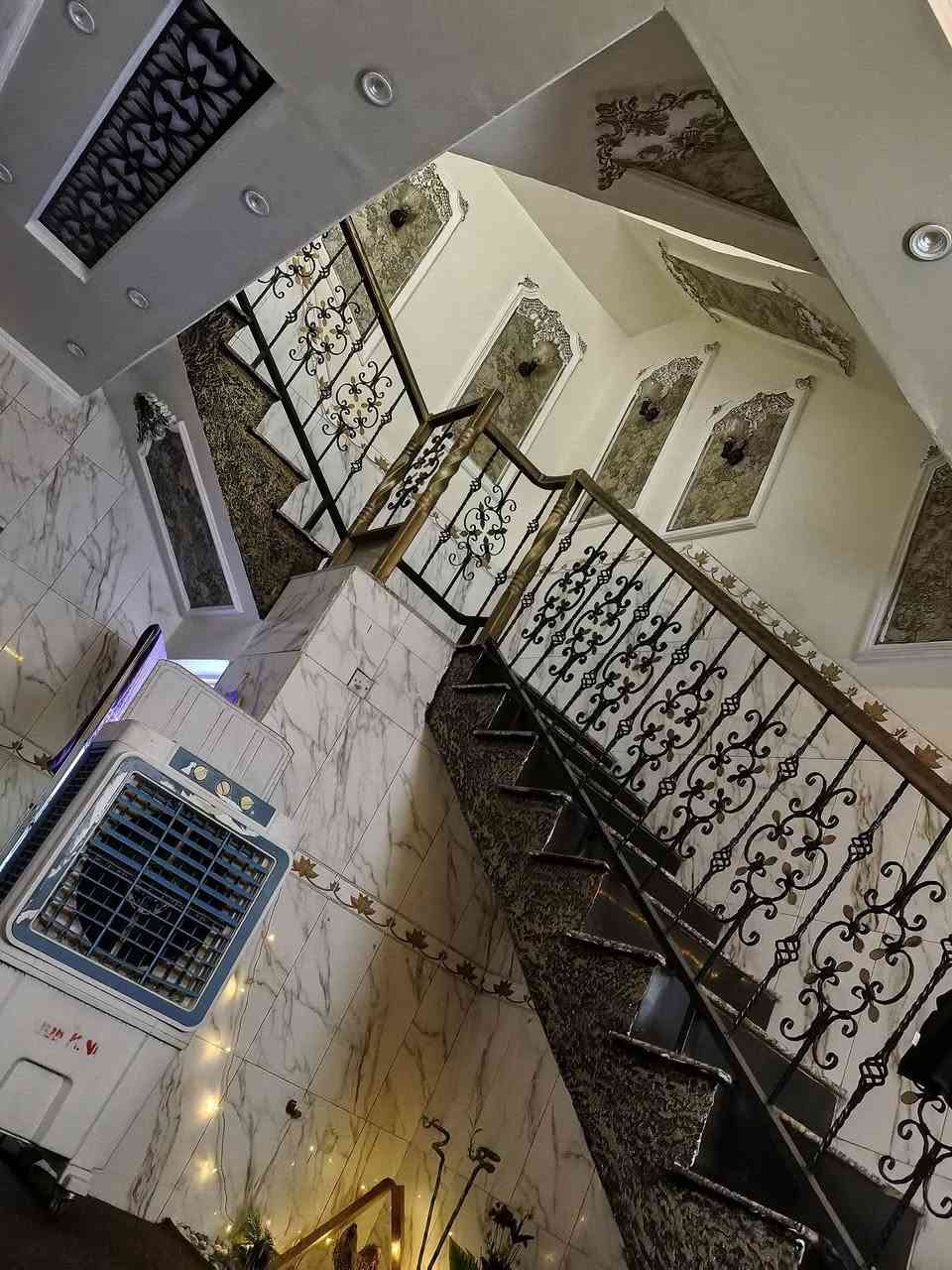 بيت للبيع مساحه ١٨٠متر طابو في منطقه المعامل الباويه شارع معمل ثلج داخل دربونه نضيفه ومغلقه ومصبوبه طابوو ملك باسمنا ينباع هو واثاثه كامل وكله جديد الاثاث  يحتوي ع ثلاث طوابق ارضى بي صاله واستقبال ومطبخ حار بارد صحيات برا وجوه كلهن كبار والثاني يحتوي على غرفتين وصاله وصحيات أيضا ثالث يحتوي على غرفه كبيره كامله مسوينه مخزن بيت كله كاشي وديكورات حديثه سعر مناسب والي يريد يتفضل خاص باقي تفاصيل او ع رقم ***********
