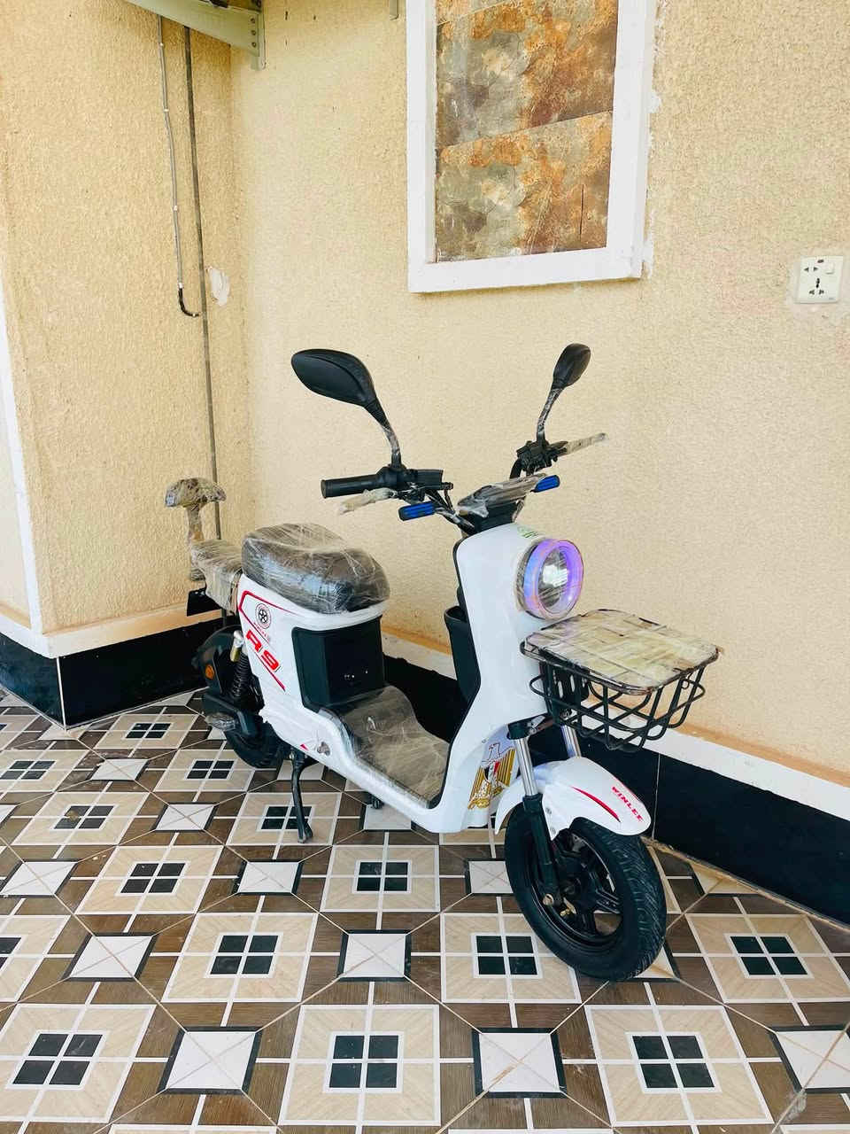 السلام عليكم دراجه شحن R9
سرعه 109
بصمه سويج كارت 
5 بطاريات اكبار فول نضافه🔋
دبل اشاره 
مسجل بلاتوث 
مستعمله قليل 
للأستفسار خاص او الاتصال ع رقم ***********
