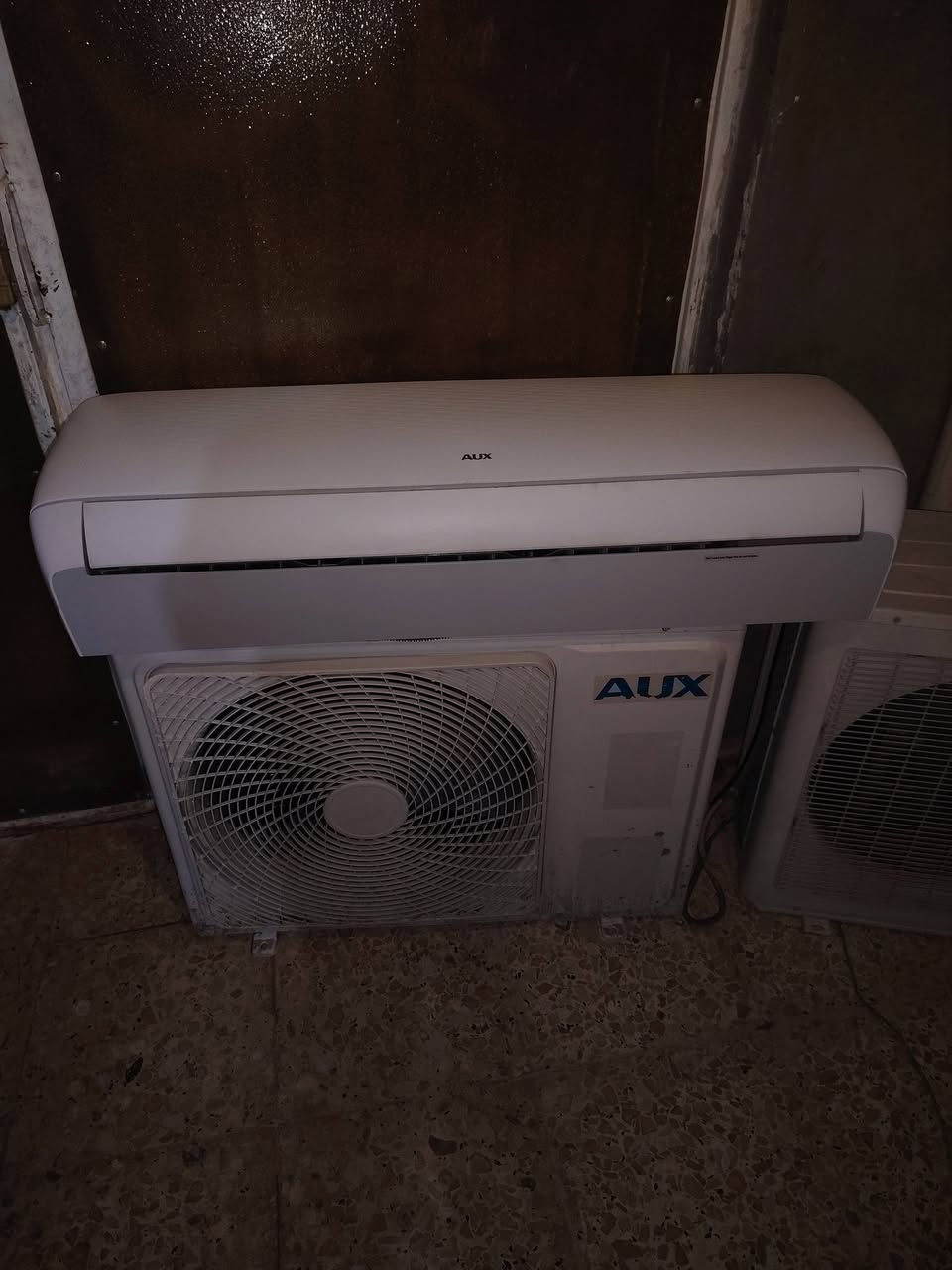 سبلت أواكس طنيين وثلث نظيف جدا ومداخل تصليح على وضع الشركة وكامل تبريد ثلج ***********
اتريد تواصل واتساب
