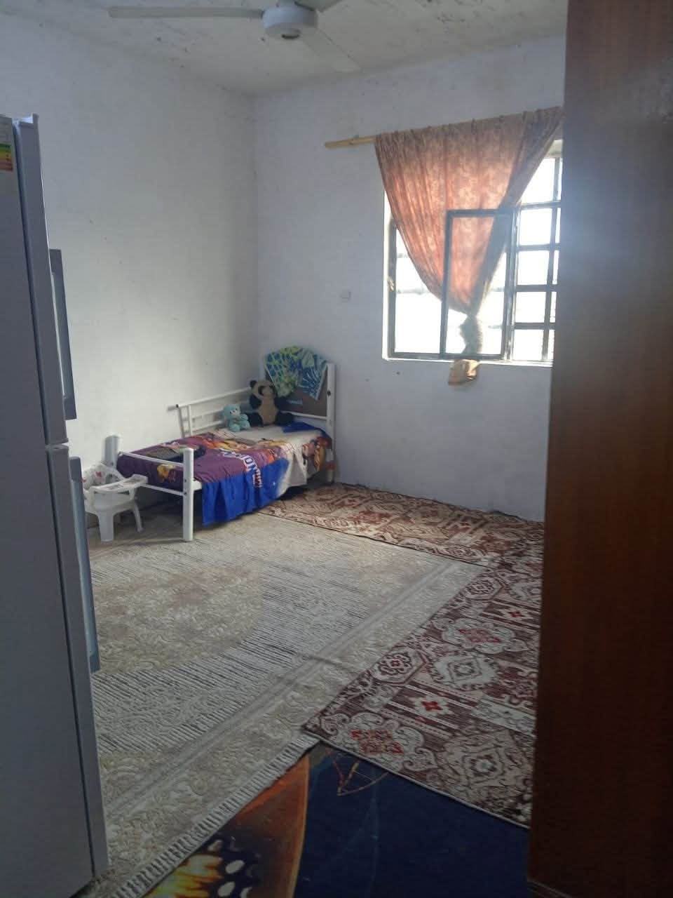 ببت طابقين ٢٠٠ متر
الطابق العلوي معزول 
السعر//  ١٠٥ مليون 
العنوان // بغداد بوب الشام قرب جامع الامام علي
الواجهيه 8 النزال 25 طول الطرمه 6 متر والاستقبال طول 6 متر والعرض 4 المطبخ طول 4 متر  العرض 2 ونص الصاله طول 4 متر والعرض 3 المنور طول 3 عرض متر ونص غرفه نوم 4×4 ترك 2 متر حمام صحيات خارجي هم القاط الفوك نفس الجوه نقص البييتونه ماكامله وارضيه الاستقبال الفوك 4×4 بلكونه مترين على عرض البيت ودرج خارجي محل داخل البيت 3×3 
للاستفسار واتساب فقط ***********
