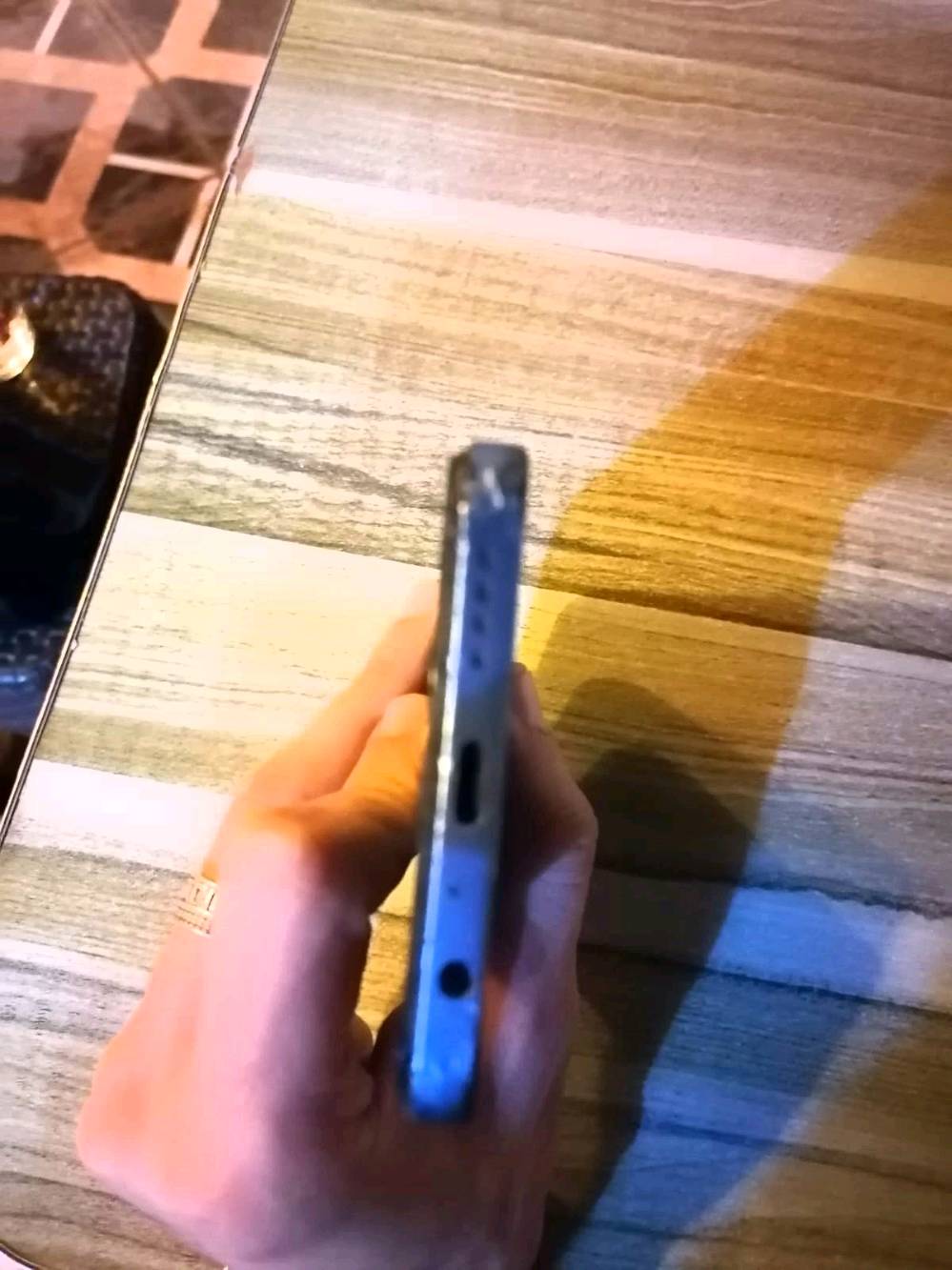 انفكس نوت12برو ذاكرته256 دبل خط مكاني تكريت بديوم
شرط بلادي بس يحتاجله

 تنضيف للكامرات وجامه للكامرات الخلفيه

وشاصي تعبان من الوكعات مال جهال 

امانه الله هاي الي بي فقط
ممكن توضحلي شلون وضع البطارية هسه؟ شكد تقريباً تصمد وياك وهل بيها ضعف أو تبديل سابق؟: 
بلاديه شرط ومابيها شي
الشاشة واللمس شغالين طبيعي لو بيهم أي ملاحظة مثل كسر/خدش/بقع/خطوط؟: 
شغاله طبيعيه بلاديه
هل الموبايل بيه أي عطل غير الكاميرات والشاصي، مثل الشحن، السماعات، المايك، الشبكة، أو البصمة؟: 
لا
تگدر تذكر شنو يجي ويّاه: الشاحن، الكيبل، العلبة، أو أي ملحقات ثانية؟: 
كيبل فقط
ومن ناحية البيع: تريد تسليم إيد بإيد بمكان محدد بتكريت لو ممكن توصيل؟ وهل أكو سعر نهائي أو قابل للمساومة؟: 
قابل للمساومه وتسليم ايد بأيد