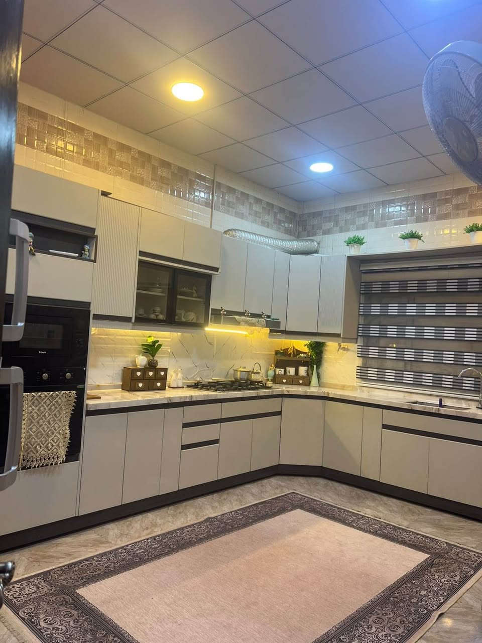 بيت للبيع مساحة 300 متر في ابي الخصيب عويسيان طابو زراعي عراقي صرف وكاله ونسخه من السند 
بيه غرفتين نوم كبار وصالة واستقبال ومطبخ حار بارد وحمامات داخليه خارجيه كراج كبير وحديقة امام المنزل وخلف المنزل مثل ما موضح في الصور البيت كامل ما بيه نقص 
السعر 115 مليون 
للستفسار على الاتصال عل الرقم *********** بيه واتساب او المراسله عل الخاص البصرة, العراق
