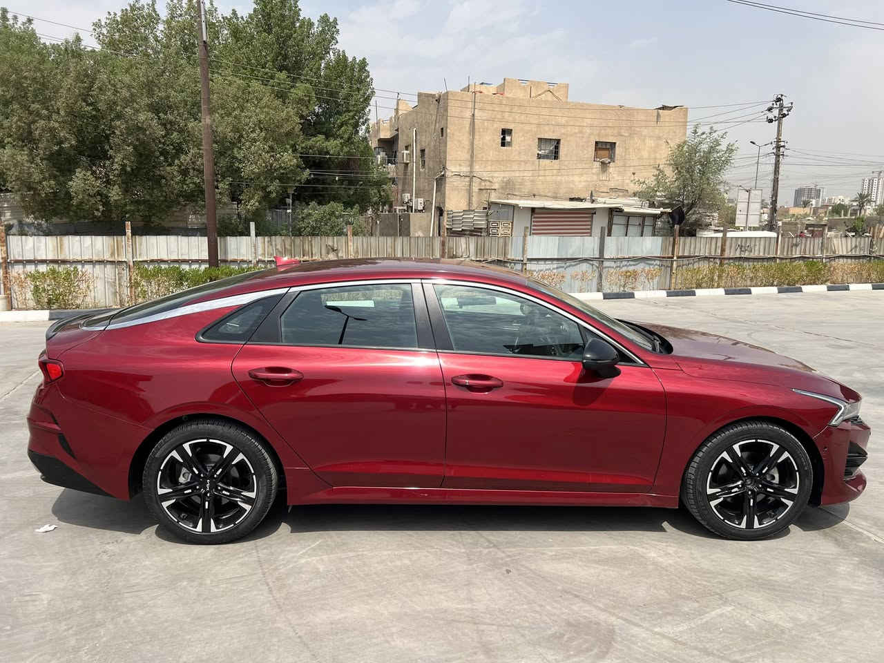 سلام عليكم KIA K5 موديل 2024 
السيارة ماشية 33 الف كيلو 
مواصفات الجي تي لاين المعروفة 
حادث السيارة حافة البنيد و خشم الجاملخ بارد مثل ما موضح بالسونار هذا حادث امريكا صار بيها بالعراق بارد بالجاملغ الخلفي جهة السايق و شخط بالباب راجع بي دي ار و صار تحكيل بسيط على كدة السيارة بدون صبغ بدون دواخل بدون ايرباك 
مكان السيارة بغداد 
الرقم للتواصل ***********
سعر السيارة 171 و بيها مجال
