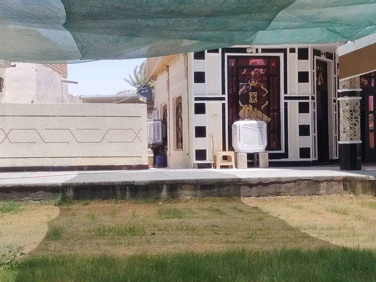 الدار البيع /عرض البيت ) 22)) طول البيت 46/
بيت يحتوي على مضيف 4x8
هول 4x5 / صاله 4x9) غرف عدد ثنين 4x5)) مطبخ 4x5
حديقه اما مية او حديقة خلفية مع صحيات او مطبخ خارجي 
مساحة الكل( 1012) متر  رقم الهاتف ***********
