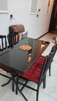 ميز طعام جديد وراقي مع أربع كراسي ب90 ألف الشراي يتصل ع هاذ الرقم او و...