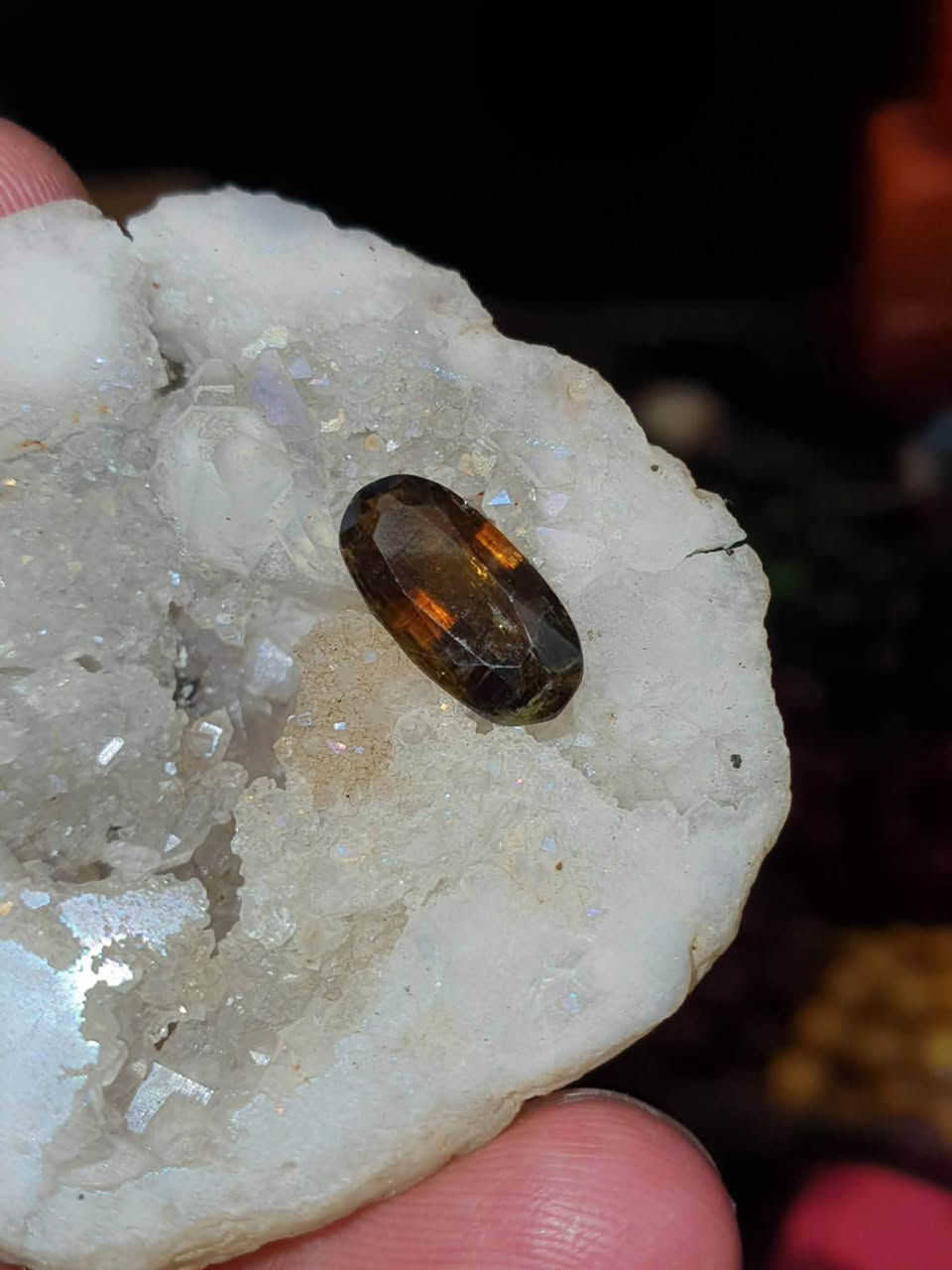 ماشاء الله…زبرجد افغاني اصلي طبيعي علاجي  وزن 5.5 قيراط الحجم 13×9×5 للبيع بسعر 65 الف 
***********
