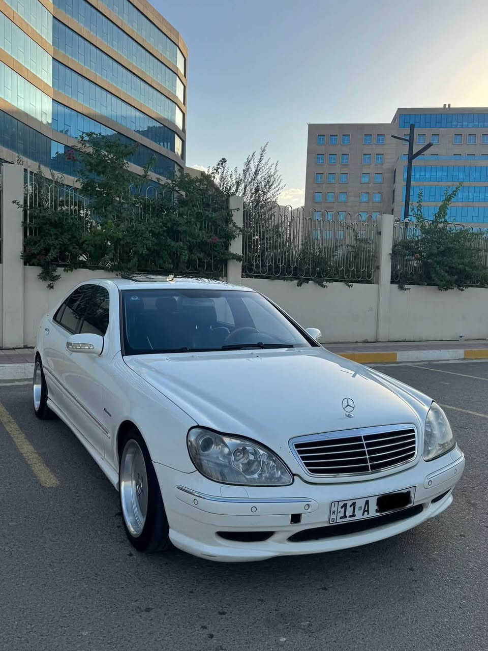 للبيع فقط مرسيدس فقط بدون مراوس وتفاصيل كامله مكتوبه بشكل واضح
غواصه S55 AMG أصل مو مت لو تحديث 
موديل 2001 كفاله عامه بدون ضرر وصبغ 
محرك 55 تنفس طبيعي سياره جديده وجاهزه من كل نواحي محرك كير حداديته تبريد تخم تاير باتري ادامه كله جديده 

فول موصفات للاخير سلايد روف برده كهرباء اربع كشنات كهرباء وخزن وتدفئه تبريد 
ابواب وصندوك ومري شفط 
لايت داينمك زنون متحرك 
جوبلسات 
مري ترحيب وشفط 
تنته كنتاره بلاديه ودشبول جلد خياط 
حساسات امامي خلفي + حساس مطر 
شاشه أعطال وكروز سرعه قفل كير 
جام بلورايز بلادي كامل 
سياره كله مختمه AMG صالنصات وويل ودواخل اصلي شركه مو تحديث 
باقي تفاصيله معروفه وواضحه بصور 

سياره قرار 102 تسجيل جديد مسقط رقم وفاحص مرور وكمرك وهزه معاملته كله كامله باقي فقط الكمرك مامدفوع 
حالياً ابيع واقع حال وكاله فقط 

مكانه بغداد الكاظميه والسعر 77 ورقه وبيه مجال بسيط جداً اي استفسار فقط الاتصال ***********
