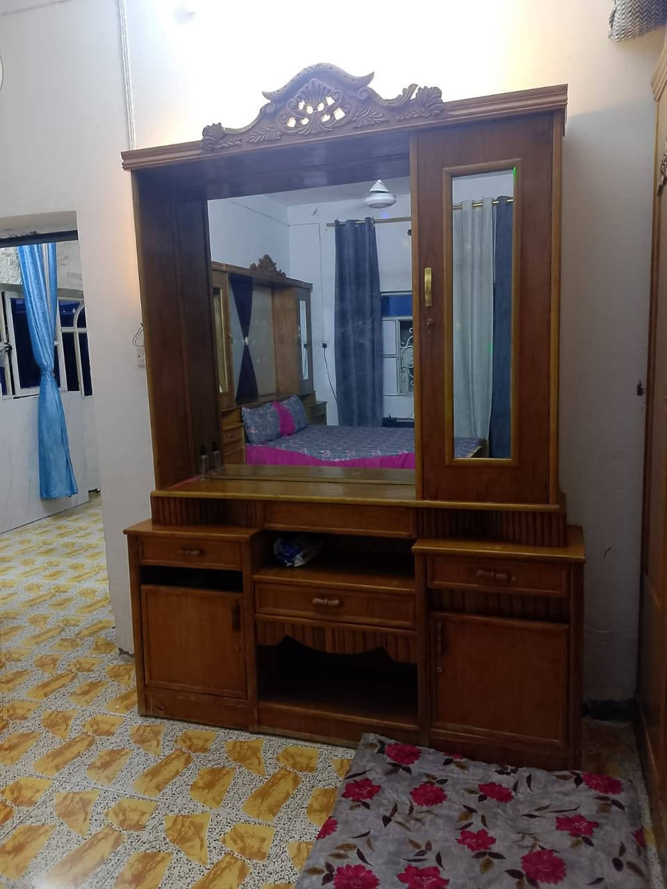 للبيع غرفه نوم نجاره درجة اولى .. 5 بيبان كامله ونضيفه بيه شويه ملاحضات .. سعر خاص . واتساب ***********
