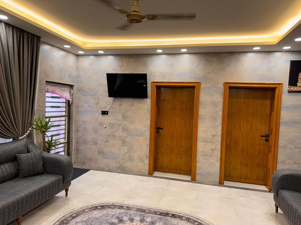 السلام عليكم
دار جديد  للبيع 🏠 

موقع الدار  الكوفة -   مجمع سفير الامام الحسين ؏ - 

تفاصيل البيت : بناء البيت والخريطة تختلف عن باقي بيوت المجمع بي اضافات تغير سيراميك وماء وكهرباء وبيبان خشب وشبابيك وسقوف وتأسيس خريطة طابق ثاني 

المساحة 200م 

مطبخ

استقبال

غرفتين نوم

صالة 

صحيات بالداخل والخارج

كراج سيارة

حديقة 

مكشوفات ٢

خدمات جيدة : كهرباء ٢٤ ساعـة 

 الدار جاهز للسكن 

يبعد 300  متر عَنْ كورنيش الكوفة 

يبعد 1 كيلوا عن مسلم بن عقيل عليه السلام 

السعر الكلي220

مطلوب 55 مليون للشركه تسدد  اقساط بالشهر400 

للاستفسار اتصل على الرقم واتساب +  

***********

ڪُل الخدمات موجودة وقريبة

بانزين خانة 

مدارس ابتدائية . متوسطة . اعدادية 

قريب عَلَىٰ الشط 

قريب عَلَىٰ جسر الحديد وجسر الكوفة 

يبعد عَنْ مسجد الكوفة مشي تقريبًا 15 دقيقة بحدود كيلوا واحد ﺎَو اقل 

مركز صحي
