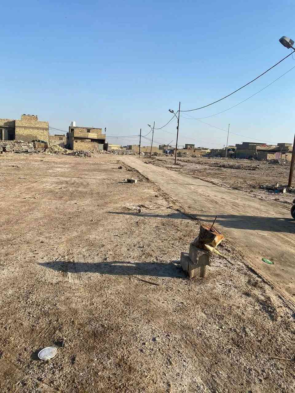 السلام عليكم قطعة ارض للبيع نهاية حي طارق الوسط شارع ال 15 المساحه ٦٠٠ متر  البيع حسب التقطيع يوجد ماء ومجاري وكهرباء ومشموله بالخدمات
موقع القطع على فرعين رقم الهاتف *********** والتوفيق للجميع
