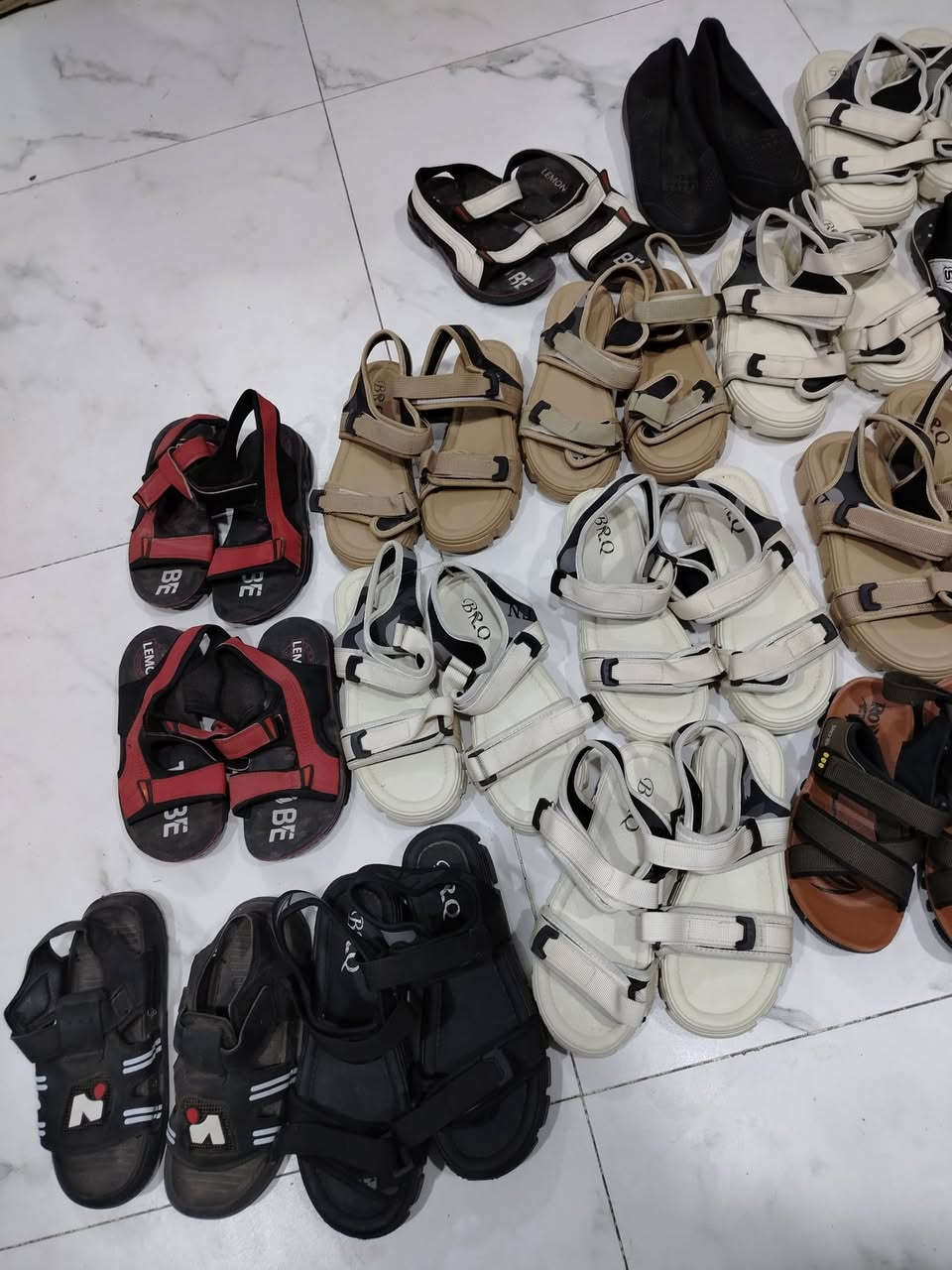 صباح الورد 
 عرض اليوم ع صنادل ولادي وبيهن بناتي القياسات لحد 32لحد 41 بسعر لفين بس وكل 3 قطع ب5 تالاف عرض صندل نسائي بسعر الف دينارررررررر 
القياس من 37 لحد 41والله بلاش ستغلو العرض الكميه قليله "العنوان حي العسكري الاول شارع اسواق طيبه مقابل سنتر جود كوزمتك حيدر المجمع ابو درج بدارت ندوش تنورونه بي وقت ويتوفر توصيل ذا تحبون الحجز ***********
