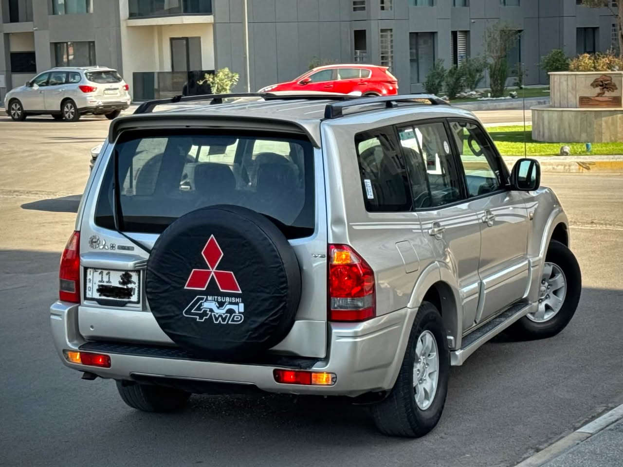 ‏MITSUBISHI{ PAJERO2007}           خليجي محرك :  { 3500  } V6 🛩️
سلام عليكم 🙋

فول الفول اعلى المواصفات الي بهذا الموديل

لليدور جديد وبعده بجياستها مال شركه

حته كتلوكاتها والعده مال شركه بعدهن عندي 

ملاحضه : اخواني لتقارنون السياره ب اي سياره معروضه بل سوك بموديلها وفئتها لان ماكو بنضافتها 

فقط بيها صبغ فقط الباب الي بصف السايق ومباوكين الجاملغ ويا اثر شخط بدون فتح اي قطعه من السياره اما باقي السياره مكفول

مسويلها سيرفز كامل ميحتاج اذكر شنو مسويلها

راح اذكر مواصفات مواصفاتها للي ميعرفها :

⬛️ فتحه سقف طكتين { بانوراما }

⬛️ ثلاجه وسيطه بل چكمجه 

⬛️ كشنات جلد وبعدهي جديده غرفتها

⬛️ الكشنات  تحكم كهرباء { 3 حركات }

⬛️ كروز سرعه 

⬛️ زراك لايت امامي 

⬛️ لايت ديناميك تحكم { يصعد وينزل }

⬛️ اريل كهربائي يصعد وينزل ويه السويج 

⬛️ تبريد ( 3 )قطع ثلج تبريدها ❄️ 

⬛️جام { AUT } يصعد وحده من تقفل السياره

⬛️ فور ويل { AWD }

⬛️ مري شفط + كهرباء 

⬛️ كشافات امامي 

 ⬛️ { 7 } راكب

⬛️ بيها منضومه زنون بلاد من الشركه

بانزين ما شامه غير المحسن ودهن لكي مولي كلش معتني بيها السياره 
محرك وكير مبدلات جدد مال موديل { 2016 }

رقمها بغداد انكليزي تحويل شوكت متحب

السعر : 92 وبيها مجال 

مكاني :📍بغداد حي جهاد قرب مجمع النسيم 

☎️هـ ***********

