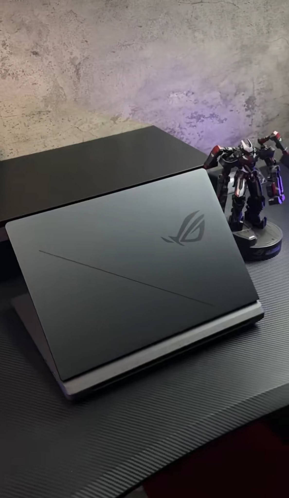 سلام عليكم
لابتوب ايسوس روغ ستريكس 
ASUS ROG Strix G16

💻 الموديل: ASUS ROG Strix G16 G615JPR-RV103
🧠 المعالج: Intel Core i7-14650HX
⚙️ الأنوية: 16 نواة / 24 خيط معالجة
🚀 سرعة المعالج القصوى: حتى 5.2GHz
🎮 كرت الشاشة: NVIDIA GeForce RTX 5070 Laptop
🧠 ذاكرة كرت الشاشة: 8GB GDDR7
⚡ طاقة كرت الشاشة: حتى 115W مع Dynamic Boost
🖥️ الشاشة: 16 بوصة
📐 الدقة: 1920×1200 WUXGA (FHD+)
🔄 معدل التحديث: 165Hz
⏱️ زمن الاستجابة: 3ms
🎨 الألوان: 100% sRGB
🖥️ التقنيات: G-SYNC + MUX Switch + NVIDIA Advanced Optimus
🌈 HDR: Dolby Vision HDR
💾 RAM: 16GB DDR5 بسرعة 5600MHz
💽 التخزين: 512GB PCIe 4.0 NVMe SSD
🔌 المنافذ: Thunderbolt 4 + USB-C + 3× USB-A + HDMI 2.1 + RJ45 + 3.5mm
📷 الكاميرا: FHD 1080p IR مع Windows Hello
⌨️ الكيبورد: عربي + إنجليزي، إضاءة RGB لكل مفتاح
🔋 البطارية: 90Wh
⚖️ الوزن: حوالي 2.65 كغم
🪟 نظام التشغيل: Windows 11 Pro
🎨 اللون: Volt Green

لابتوب بعده بوضع وضمان الشركه مع الكارتون الاصلي والملصقات وباقي ملحقات الابتوب

السعر 2,300,000 وبيه مجال بسيط 

لاستفسار المراسله او الاتصال 
***********

نص مكتوب في الصور:
- ROG STRIX G16
- 1x