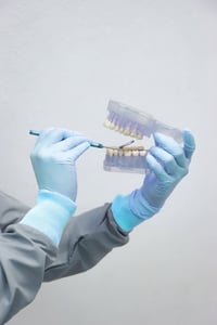 علاج أسنان مجاني • طقم أسنان • كربلاء