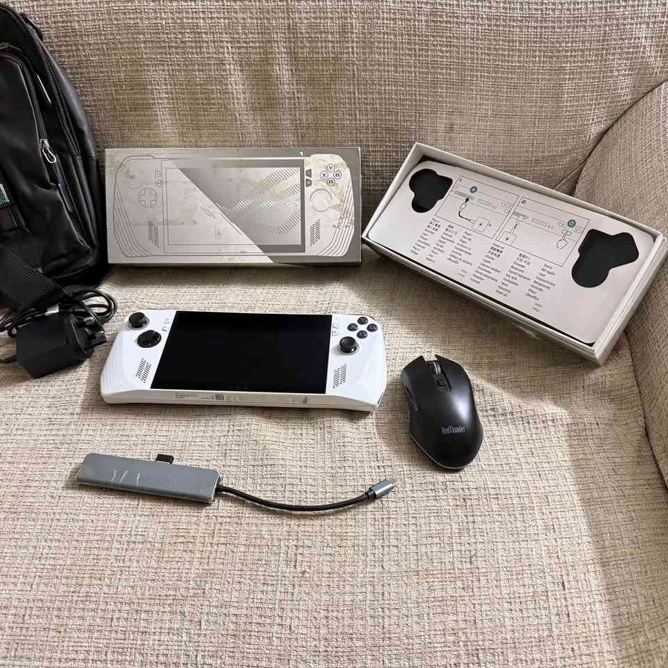 * جهاز Rog Ally العادي
*    نضيف جداً  نضافه 95% 

* كارتونه وشاحنه موجودة

* التواصل واتساب فقط او داخل التطبيق
***********
السعر :425.000
