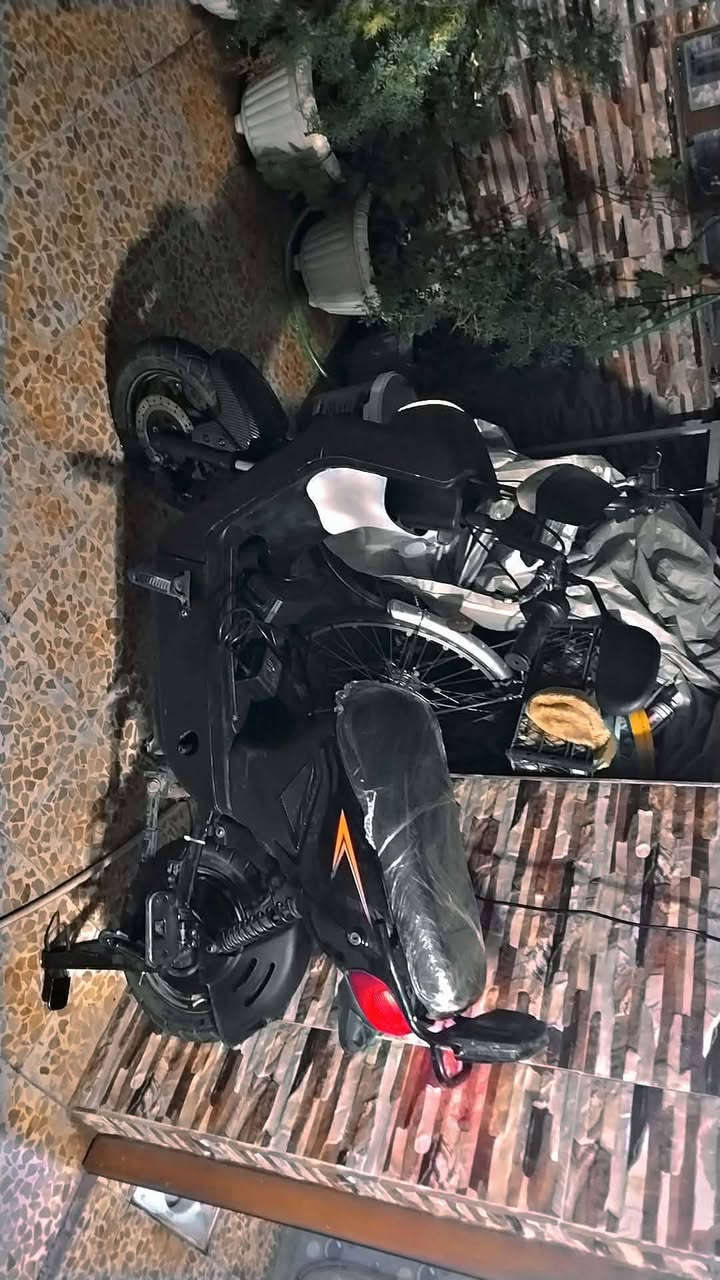 السلام عليكم🛑🛑للبيع دراجة شحن korya mr
 حجم 16 
المواصفات:🛵⚡
 1- تاير حجم 300/10 🛞✅
2- ملف 1200وات ⚡
3- بريك بنص 💯بنضام ABS(مانع انزلاق ) 
4-دبلات امامي خلفي 💯 
5- البطاريات ⚡5 🔔
6- يمشيك من 35-40 كيلو 🛣️
7- سرعة 55 🔥✈️حقيقي 45 💯 
8- لايت زينون 🔆اشاير ➡️⬅️ مع دبل اشارة🔺+هورن + 4 سرع (نمرات)💯
9-شاشة ديجيتال 🖥️قرائة آي اعطال 
10- مثبت سرعة 💯🔥
11- صندوق تخزين واسع + سلة امامية 🗑️💯
13-بلوتوث صوت عالي ◀️🎵
14- سويچ عدد 1🔑+ بصمة عدد 2🔸+ شاحنة اصلية 🔋
15- تشغيل عن بعد ⚡+ انذار سرقة 💯 
السعر :  240وبيها مجل  💵🟦🟦🟦🟦🟦🟦 🟦 
العنوان 📍موصل جانب اليمن
رقم هاتف اسيا☎️📞 : ***********
