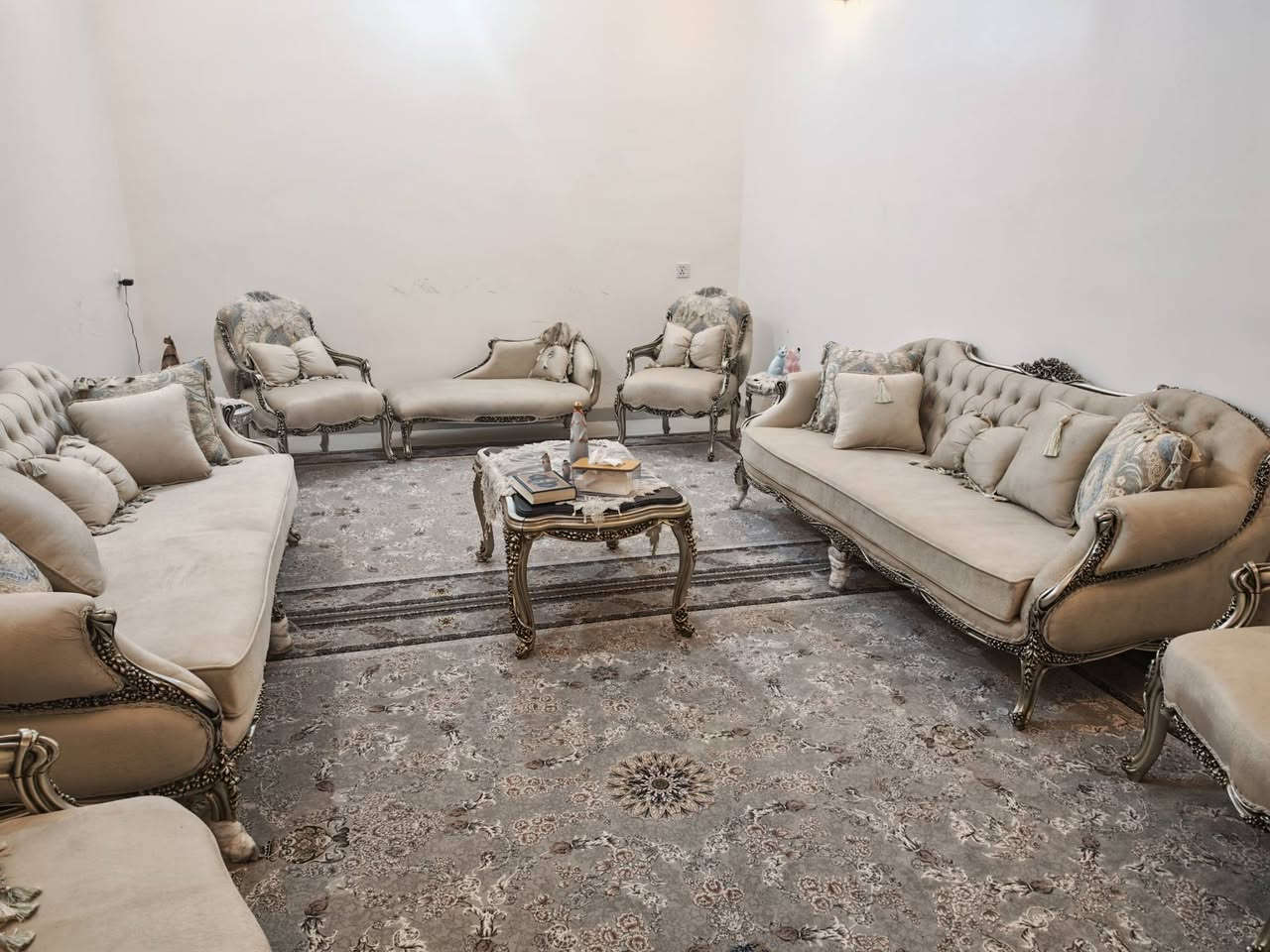 بيت للبيع في تموز مساحته 277 م سند واقع حال 288 م
الواجهة 16م النزال 18م
الطابق الاول// مطبخ حار وبارد وهول واستقبال وصالة ولوندري وغرفتين نوم احدهما ماستر ومجاميع صحية عدد 2
وكراج وحديقة
الطابق الثاني// غرفة نوم واحدة
داخل فرع اسواق النرجس
للاستفسار  يرجى الاتصال بالرقم ***********
