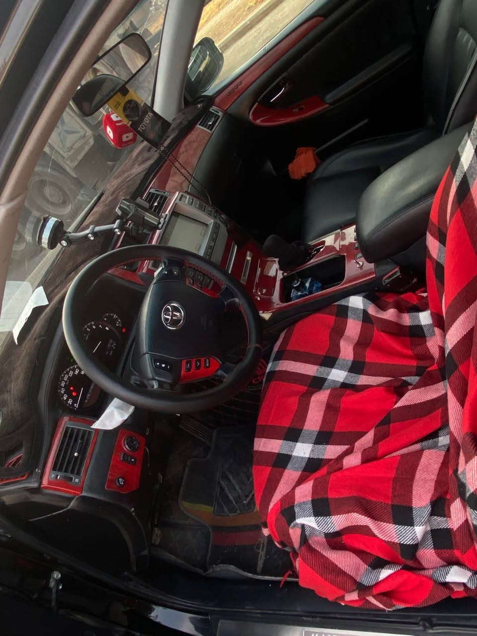 ماجيستا • ٢٠٠٦ • جلد اسود