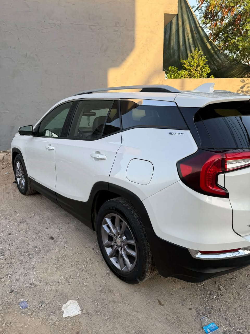 🚨 للبيع: جي إم سي تيرين (GMC Terrain) موديل 2022 - فئة SLT (فول مواصفات 1/1) 🚨
السيارة بحالة قمة بالنعومة والأناقة والهيبة، ومجهزة بأعلى حزمة مواصفات وراحة وأمان من GMC.
📌 التفاصيل والمواصفات:
• المحرك: 4 سلندر 1.5L Turbo (اقتصادي جداً ونشط).
• الجير: أوتوماتيك 9 نمر الحديث (نظام أزرار Precision Shift).
• نظام الدفع: فور ويل (AWD) مع فرار تحكم بأنماط القيادة (دفع ثنائي / فور ويل / طرق وعرة).
• السقف: فتحة سقف بانوراما كاملة (SkyScape).
• الإضاءة: فول LED أمامية وخلفية بتصميم C-Shape الشهير.
• الرنغات: ألمنيوم قياس 19 إنش بتصميم ممتاز وجذاب.
• الصندوق الخلفي (الجنطة): كهرباء ينفتح بالقدم (سنسر حساس) مع طباعة شعار GMC ضوئياً على القاع.
• المقاعد (الكشنات): جلد فاخر مع تحكم كهربائي كامل للجانبين + ذاكرة خزن لوضعيات كشن السائق (Memory Seats).
• التدفئة: تدفئة بالكشنات الأمامية + تدفئة بالستيرن.
• التكييف: دبل زون (تحكم منفصل) مع فتحات تكييف خلفية.
• الشاشة: لمس كبيرة 8 إنش تشغل Apple CarPlay و Android Auto لاسلكياً.
• النظام الصوتي: سماعات فاخرة جداً من شركة Bose.
• شاشة الزجاج (Head-Up Display): تعرض السرعة والتنبيهات على الجامة الأمامية.
• الشحن: شاحن وايرليس للموبايل + منافذ Type-C و USB أمامي وخلفي.
• الكاميرات: نظام كاميرات 360 درجة داير ما داير السيارة بصورة HD.
• الرادارات والأمان:
 رادار أمامي لتجنب التصادم + كبح تلقائي بالطوارئ ورصد المشاة.
 نظام تنبيه ومساعدة للمحافظة على المسار.
 حساسات فول أمامي وخلفي + كشف الزوايا الميتة بالمرايات.
 تنبيه حركة المرور الخلفية عند الرجوع بك.
سياره كلين بيها طخه صبغ صغيره بلصندوك رقم جديد ومميز هزه جديده 
📌 السعر والتواصل:
• المكان / المحافظة: [الموصل]
• الممشى (المسافة المقطوعة): [90الف كم]
• السعر المطلوب: 188
• رقم الهاتف والواتساب:  ***********
السيارة جاهزة الشاري الجاد يتفضل يتصل أو يراسلني واتساب.
