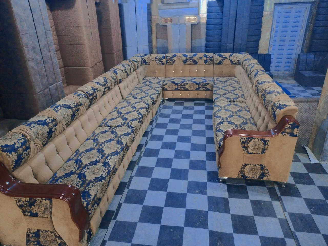 السلام عليكم يتوفر ديوان مستخدم في معرض الزهور وبنظافه كلش جيده كما واضح امامكم بالصور للاستفسار اتصال على هذا الرقم *********** او زورونا في معرض الزهور اهلا وسهلا بكم 🌹
