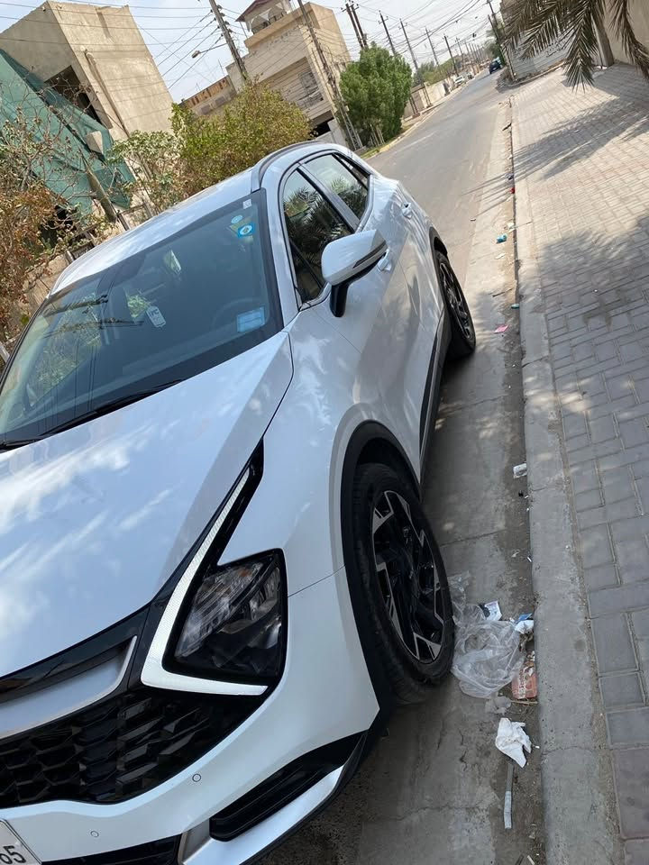 للبيع سياره سبورتج ٢٠٢٥ جديده ماشيه ٢٠٠٠ بغداد خليجيه مكفوله من شخط والضربة
 سبورتاج 2025 خليجي 2.0
* المحرك: 2.0 لتر، 4 سلندر
* القوة: حوالي 156 حصان في مواصفة 2.0 MPI الخليجية.
* القير: أوتوماتيك 6 سرعات
* الدفع: يتوفر AWD دفع  ببعض الفئات.
* عدد المقاعد: 5
* صرفية معلنة: حوالي 13.8 كم/لتر لنسخة 2.0 AWD. 
* جنوط: تصل إلى 19 إنچ في بعض الفئات.
* كراسي كهربائية + تدفئة،.
* بصمة دخول وتشغيل
* صندوق كهربائي
* كاميرا خلفية + حساسات أمامية وخلفية
* شاشة وApple CarPlay
* مراقبة النقطة العمياء
* تشغيل عن بُعد
* تدفئة الدركسون 
ضمان الشركه الدوليه بيها 4 تفويلات دهن بحاله الوكاله 
* 6 وسائد هوائية في بعض الفئات للاستفسار ***********اتصل على الرقم العادي ماكو وات ساب غير متواجد وات ساب السعر 227 وبيها مجال
