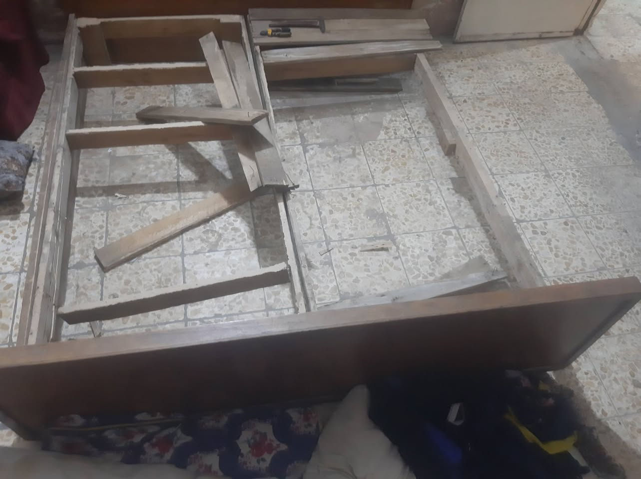 بيع جرباية شلع قلع ب 80 وبي مجال بسيط للاعزاز
في مدينة الصدر 
للإستفسار : ***********
وهي وتختها
