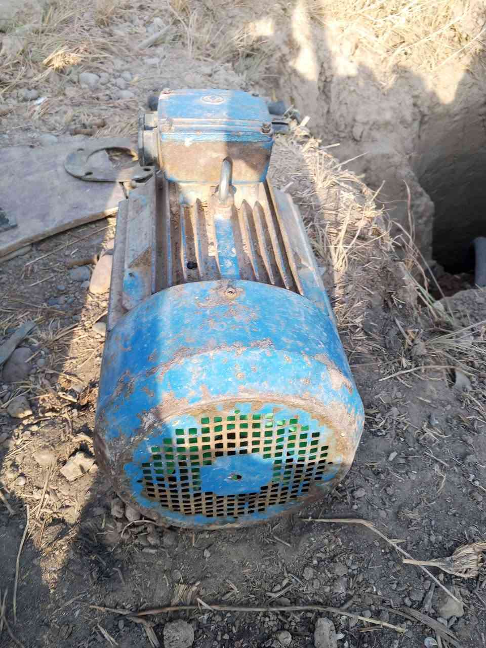 متوفر ماطور 10 حصان ثري فيز مستخدم (السعر 250)
خنزيرة 4x3 +وقاعدة +قايش السعر(200)
مكان تكريت قرية الزلاية 
رقم الهاتف ***********

