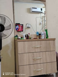 ميز تواليت • ٣ جرارات • نظيف