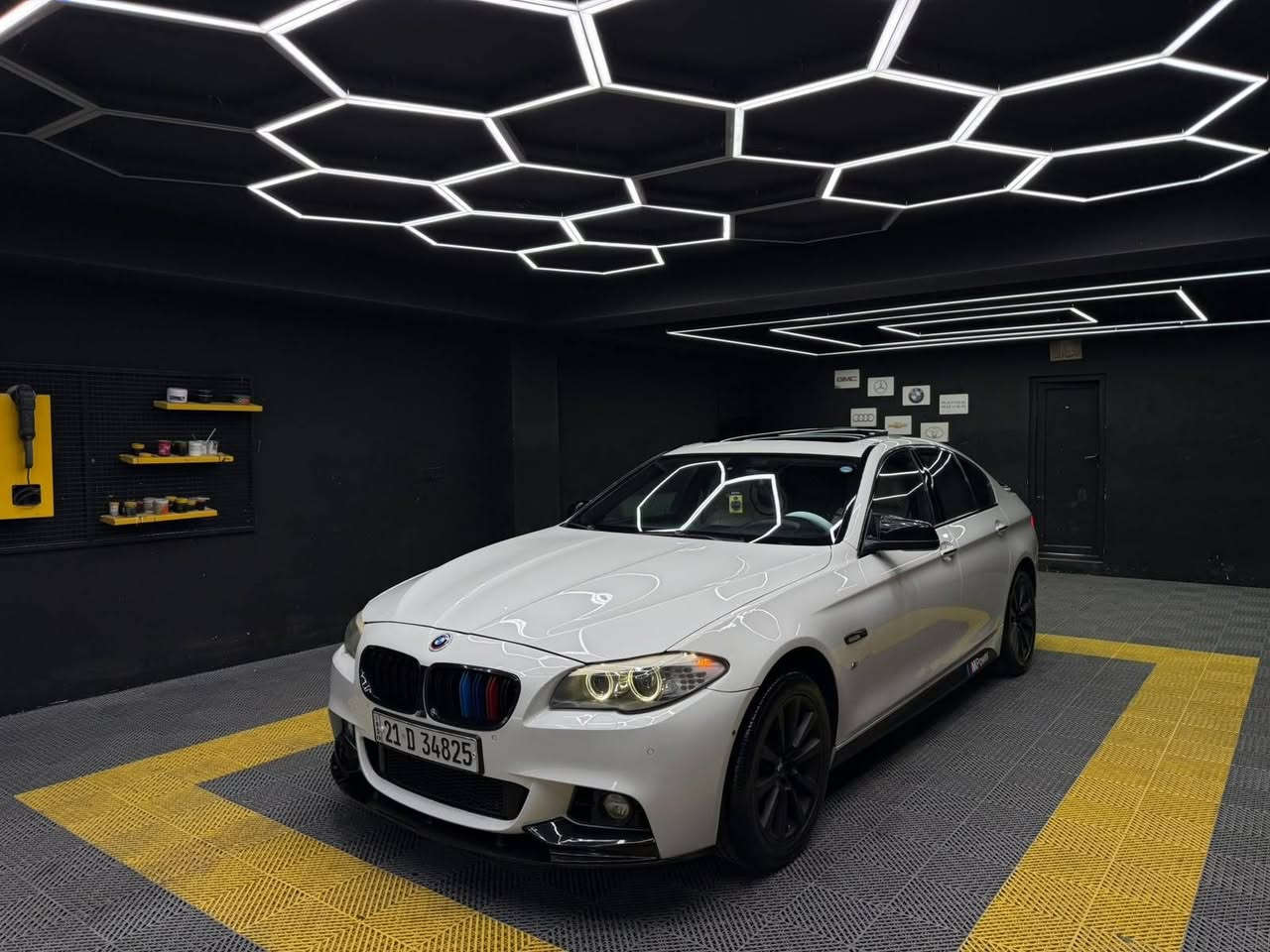السلام عليكم
Bmw 530
موديل ٢٠١٣
خليجي وكاله العروش
السياره مكفوله من كلشي ومابيهة اي نقص وجديد مسويلهة سيرفس عام التراي مالتهة مال سياره زيرو وانطيهة بشرط ترايك للبصره
المواصفات =

شاشه جبيره
٥ كامرات
ابواب شفط
٥ بردات
صندوق شفط
لايت داينمك
سلايد جبير
محرك n52 المرغوب
فول الفول ١/١  مواصفاتهة واهل الخبره يعرفون شنو بعد بيهة مواصفات
السعر ١٩٥ ورقه
للاستفسار ***********

