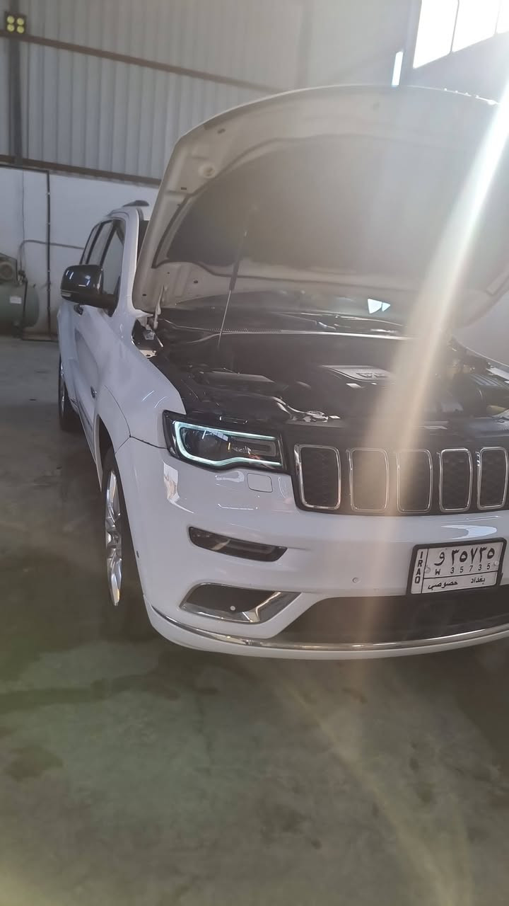 🌹🌹تحية طيبة 🌹🌹
جيب غراند شيروكي سوميت (Jeep Grand Cherokee Summit) موديل 2015 خليجي  فول مواصفات 🚗

السيارة بنظافة ممتازة ومواصفات السوميت الأصلية العالية (أعلى فئة).

المواصفات العامة والمحرك:

 الموديل: 2015

 الفئة: سوميت (Summit) أصلية

 المحرك: 8 سلندر، سعة 5700 سي سي (Hemi 5.7L) - محرك قوي وجبار

 اللون: أبيض 

 الرقم: بغداد خصوصي

المواصفات والاضافات:

 نظام الجكات الهيدروليك: (Quadra-Lift) تحكم بارتفاع وانخفاض السيارة لاغي السياره حاليا نظام دبل عادي 

 أنظمة الأمان والرادار: رادار أمامي تفاعلي، تنبيه تصادم، تحديد مسار، ونظام اطفاء السلندرات للاقتصاد بالوقود (ECO)

 الترفيه: شاشات خلفية أصلية بلاد للمقاعد الخلفية مع شاشة أمامية كبيرة تدعم الخرائط والـ Bluetooth وباقي الأنظمة.

 السقف: بانوراما كاملة

 الداخلية: جلد قرميدي ، تدفئة وتبريد بالكراسي، مع إضاءة عتبات الأبواب الترحيبية بكلمة (SUMMIT) باللون الأزرق 

 المظهر الخارجي: ويل كروم كبير الأصلي الخاص بفئة السوميت، لايتات زينون وLED نهارية مميزة، مع حساسات أمامية وخلفية وكاميرا.

حالة السيارة

 الحادث: صبغ شي بسيط مقدمة الجاملغ الأيمن فقط 

 باقي السيارة: مكفول بالكامل (الباقي كفالة عامة).

 السيرفس: السيارة مسوايلها سيرفس كامل وجاهزة من كلشي (حدادية كاملة جديدة، تايرات  جديدة، محرك مفتوح  وما تحتاج أي مصاريف

أضافة الى منظومة غاز )

سعرها 190 بيع فقط 

مكان السياره محافظة واسط 

اي استفسار الاتصال على 

*********** 

***********
