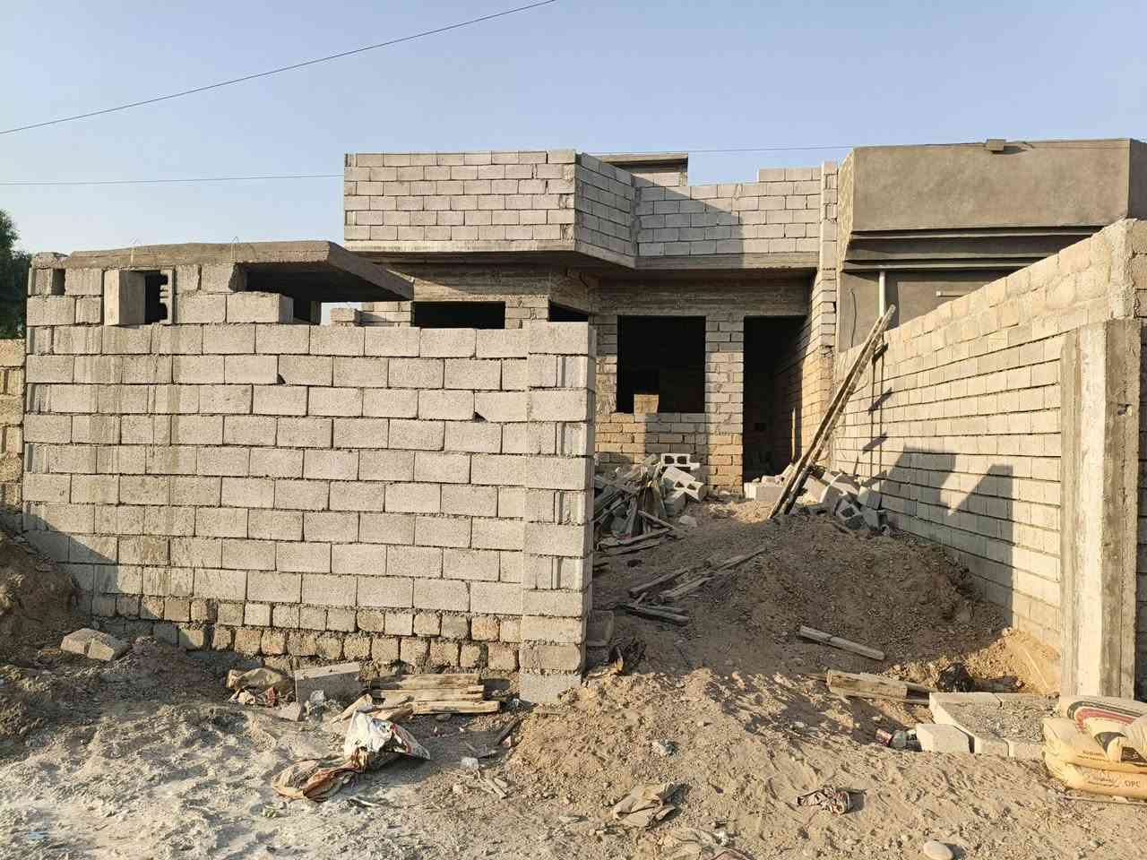 السلام عليكم هيكل لبيع بيجي حي المهندسين المساحه 180  متر عرفه نوم 2  صاله صيحات مطبخ ربعه لستفسار الاتصال بالرقم ***********
