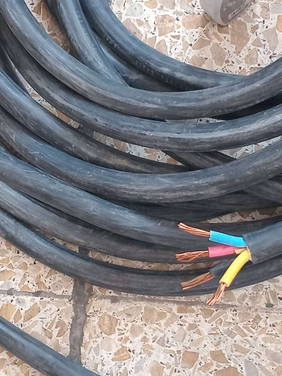 كيبل للبيع 4×16 طول 20 متر العنوان بغداد الاتصال ***********
