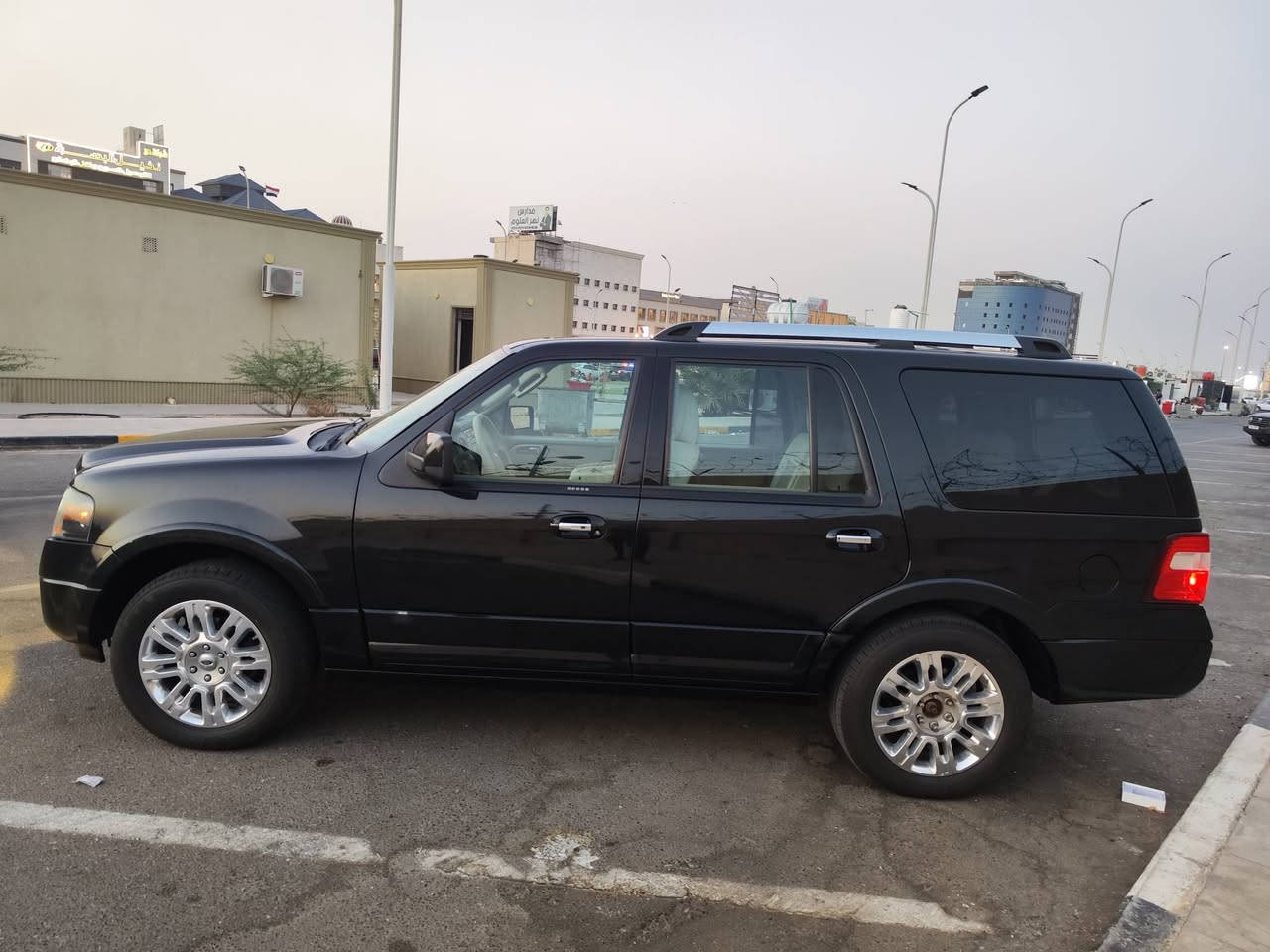 Ford Expdition Limited فورد اكسبيدشين فول
﷽

Ford Expdition Limited 

وارد خليجي شركة نيفا مكفولة كفالة عامة حتى الدعاميات، بيها بس مكان بارد كلش بسيط

موديل:2014

مكينة: V8 5.4L 

ماشية: 97 الف حقيقي

المواصفات 
:- سلايد 
:- كشنات جلد حاليا بيها تلبيس أصلي مال اكسبيدشين 
:- دوسات كهرباء 
:- فور ويل 4×4
:- 7 راكب  
:- كاميرا 
:- صندوق كهرباء 
:- كشنات كهرباء + خزن
:-كشنات الخليفة كهربائية + مري
:- كشنات تدفئة + تبريد 
:- رمز باب
:- 3 قطع تبريد مركزي
:- تحديد سرعة 
وبعد المواصفات المعروفة 

السيارة جاهزة بدون اي نقص
كير ومحرك السيارة جديدة تخم تاير جديد 

شرط التحويل 
مكان السيارة :- البصرة رقمها سليمانية وصاحبها بل بصرة بشرط التحويل مباشر

السعر / 18,700 يعني 187ورقة
 
للتواصل على هذا الرقم ***********
