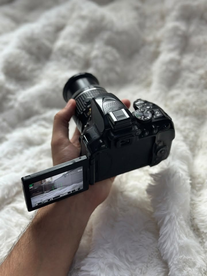 كاميرا Nikon D5300 بحالة ممتازة، مناسبة للمبتدئين والمحترفين للتصوير الفوتوغرافي والفيديو.

* دقة عالية 24 ميگابكسل تعطي صور واضحة جداً
* تصوير فيديو Full HD 1080p بجودة احترافية
* شاشة متحركة (قابلة للدوران) تسهّل التصوير من كل الزوايا
* تركيز تلقائي قوي 39 نقطة فوكس
* تصوير مستمر سريع
* تدعم Wi-Fi لنقل الصور مباشرة للموبايل
* بطارية تدوم لفترة جيدة

العدسة 18-55 mm

مهم جداً
(((
نقص فقط القطعة المؤشر عليها بالصورة ، ما تأثر بالتصوير نهائياً والكيبل ايضا تستبدله بالنقل عن طريق الوايفاي
يجي وياها بيت رام و رام للتصوير 
جنطة للكاميرا ايضاً
و الشاحنة الخاصة بيها

السعر 250 فقط
ومتوفر توصيل لجميع المحافظات 
))))

الكاميرا خفيفة وسهلة الاستخدام، مناسبة للتصوير اليومي، السفر، وصناعة المحتوى

صورة الساعة الاخيرة مصورة بالكاميرا نفسها لضمان جودة التصوير  

للشراء تواصل واتس 
***********
