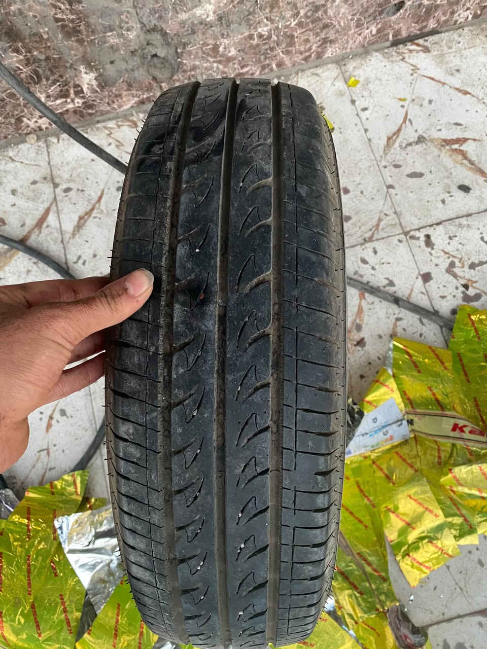 سلام عليكم ويل  اخو جديد نظيف وياه بلنص كامل  حجم ويل ١٣ والتايره 165/65/13مكمل وتايره اخو جديد الويل قفلو ١٨ الف وتايره ١٣ الف تواصل عبر الرقم ***********
